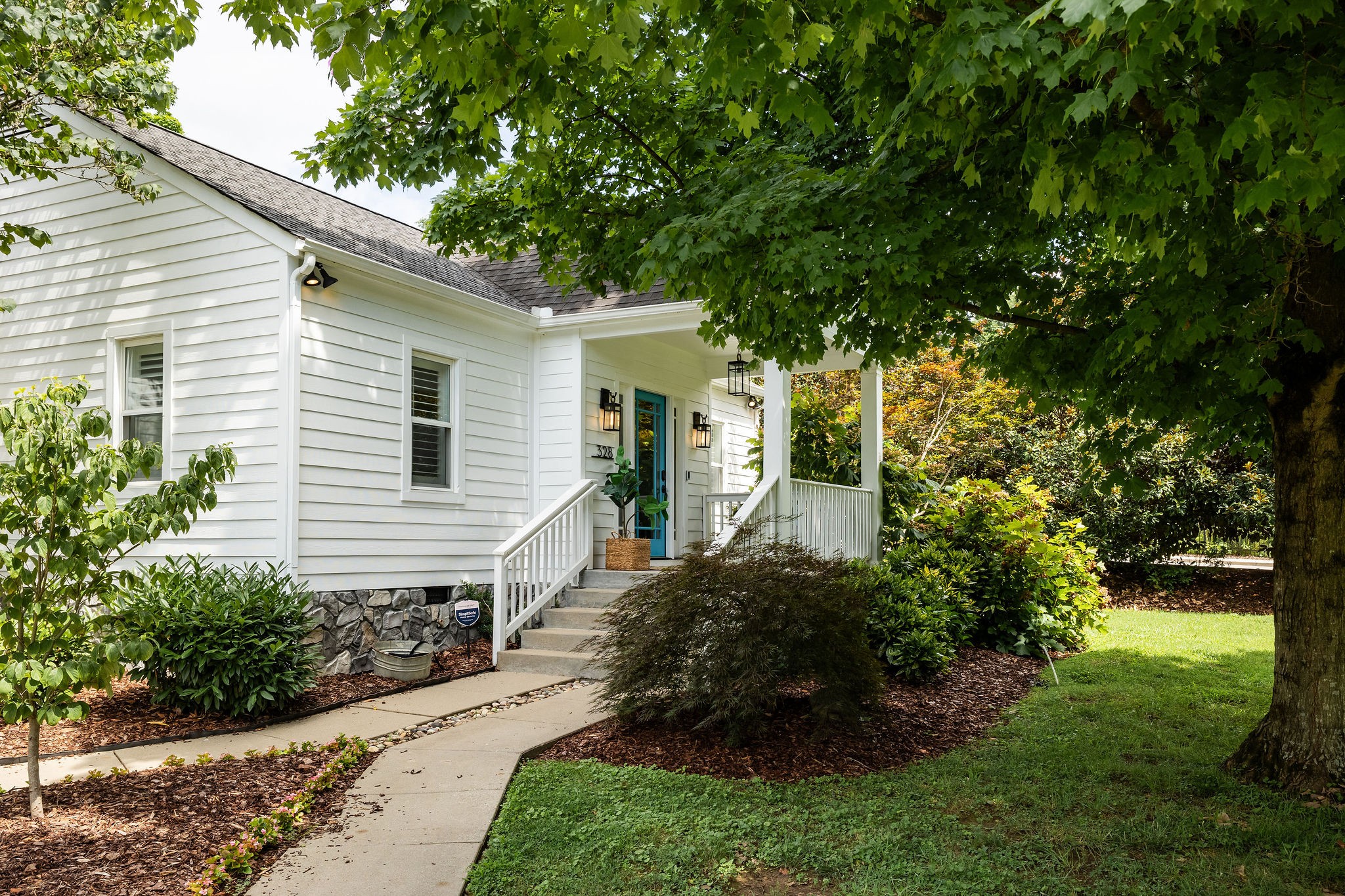 328 11th Ave, N Property Photo 1
