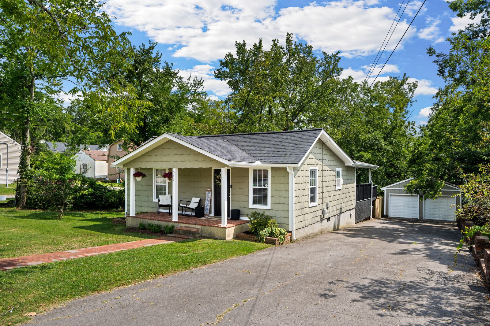 544 Maplewood Ln Property Photo 3