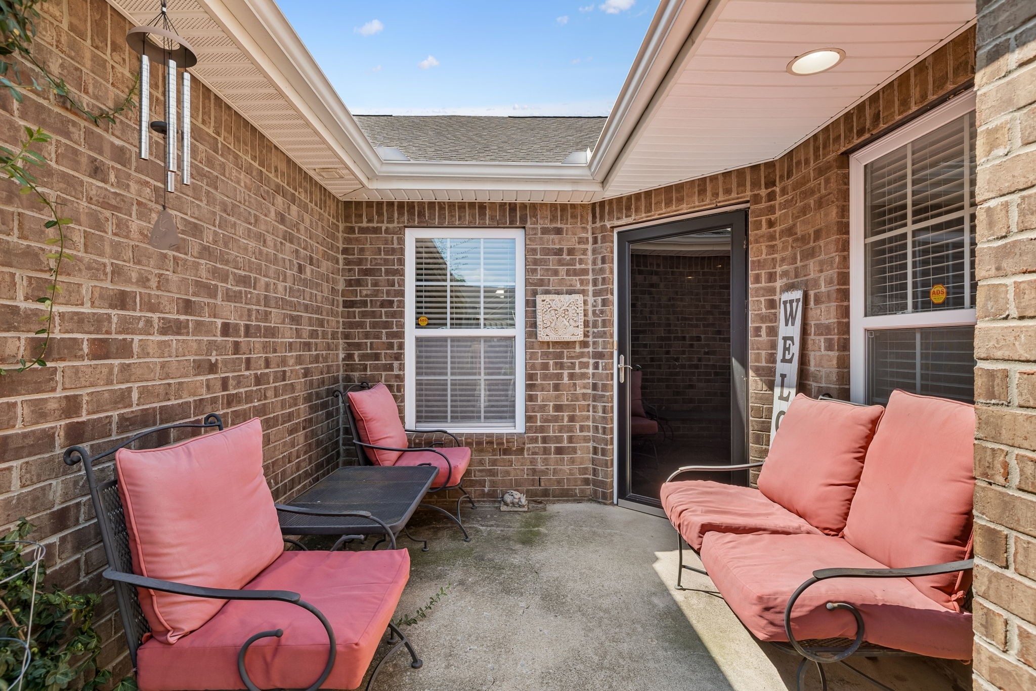395 Devon Chase Hl Property Photo 2