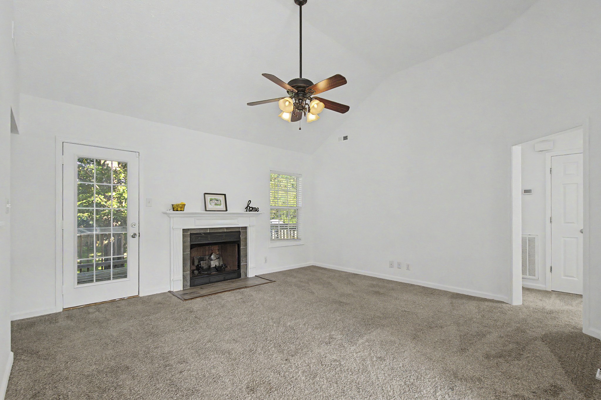 1371 Constitution Dr Property Photo 5