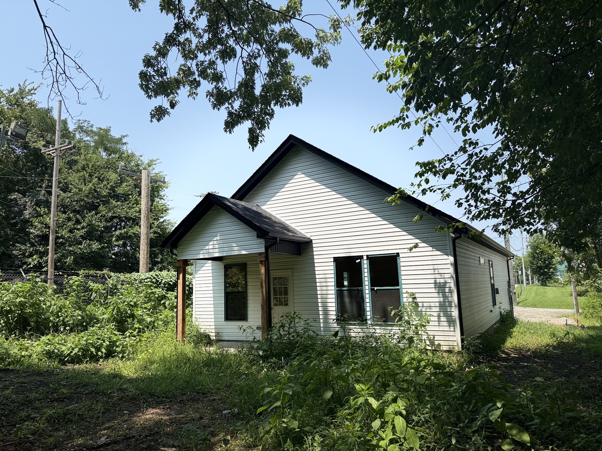 203 15th Ave, E Property Photo 10
