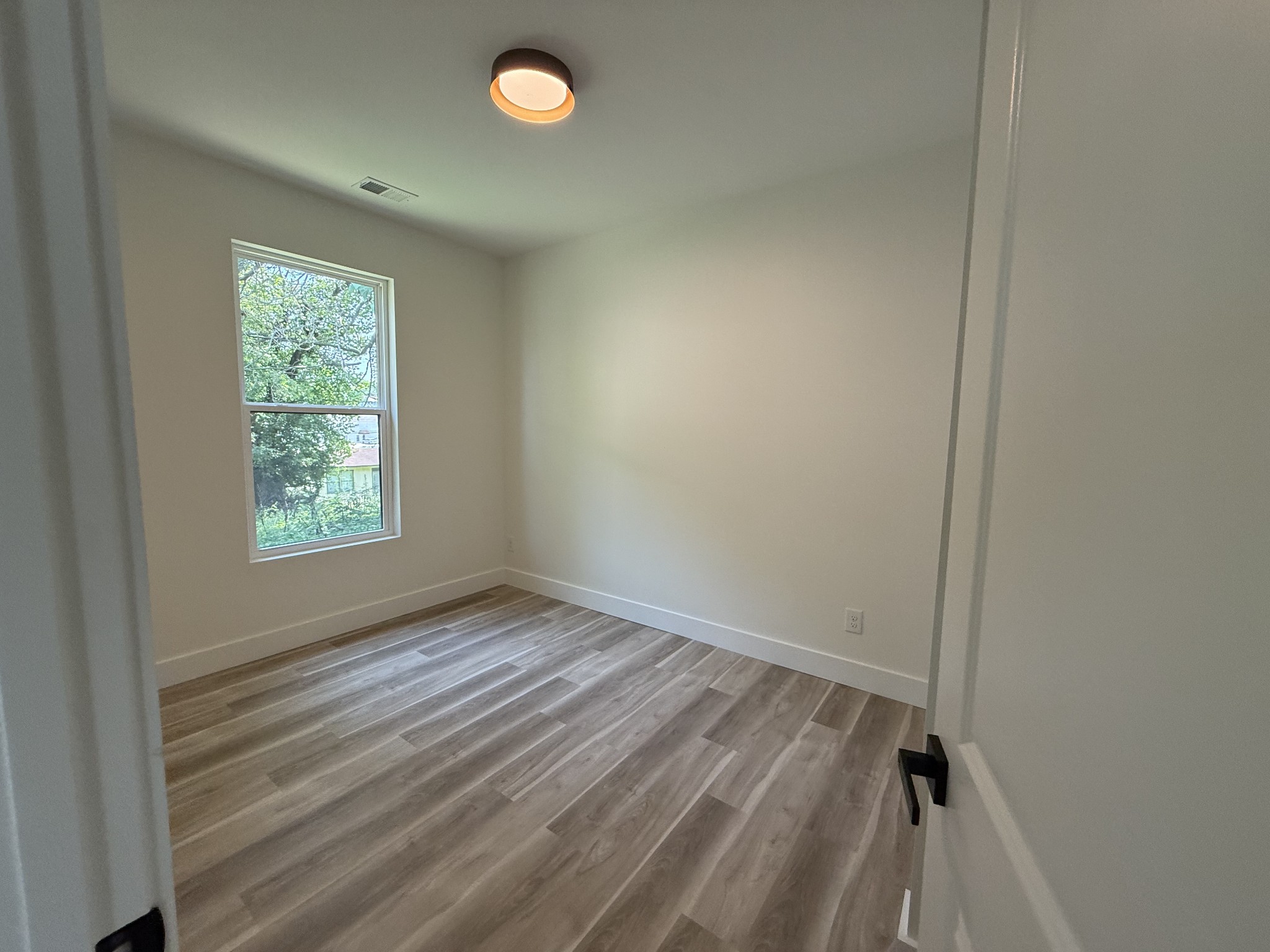 203 15th Ave, E Property Photo 17