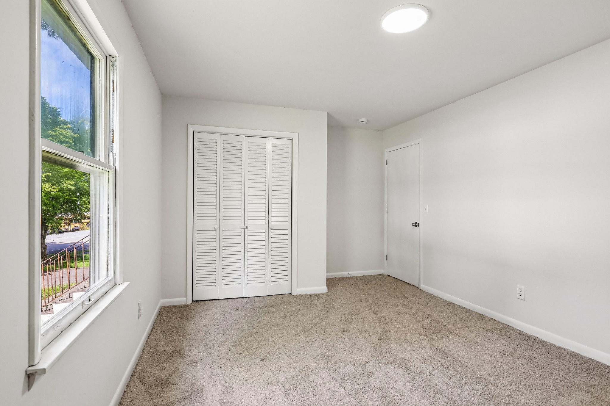 510 W Adams St Property Photo 5