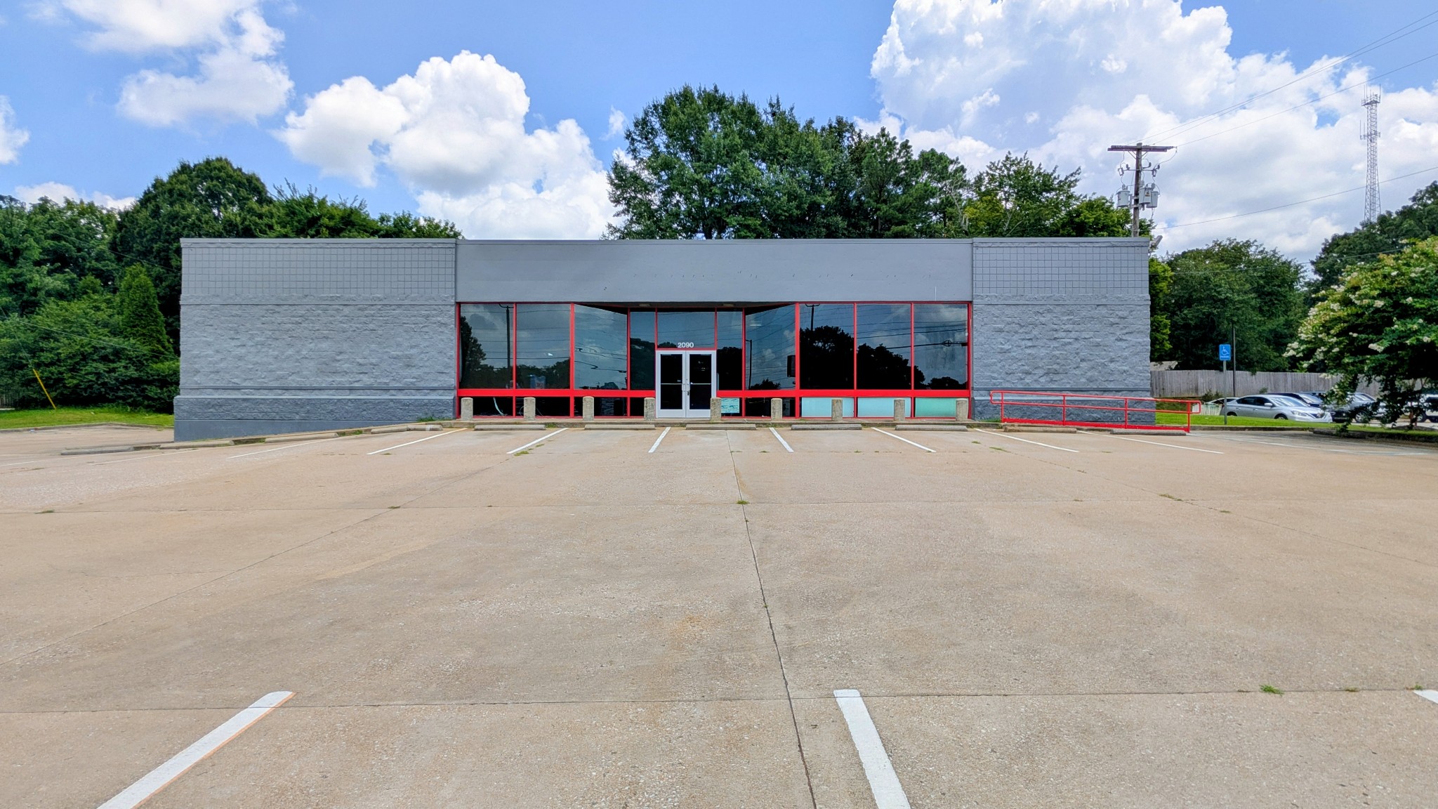 2090 N Highland Ave Property Photo 1
