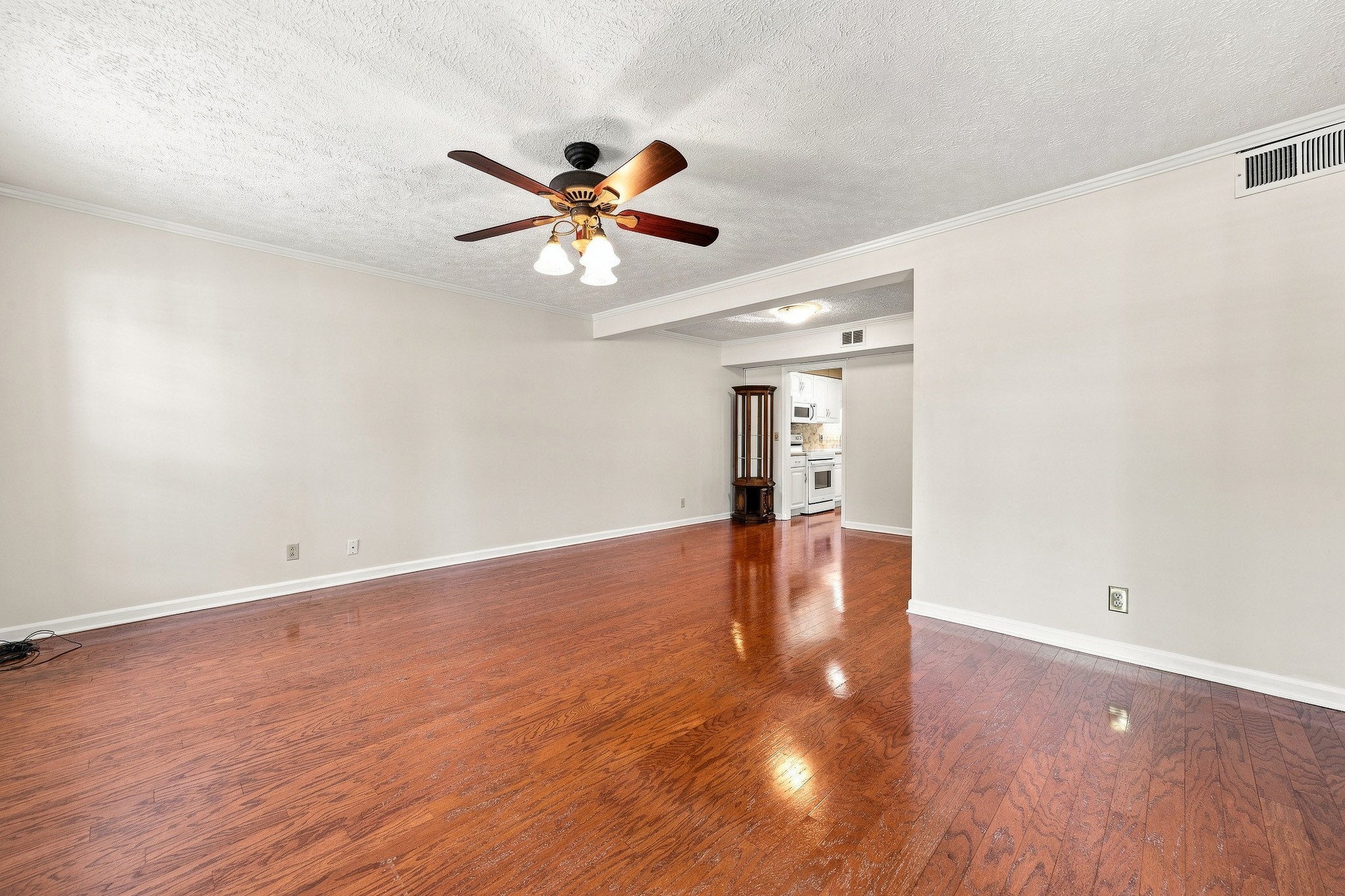 1002 E Northfield Blvd Property Photo 8