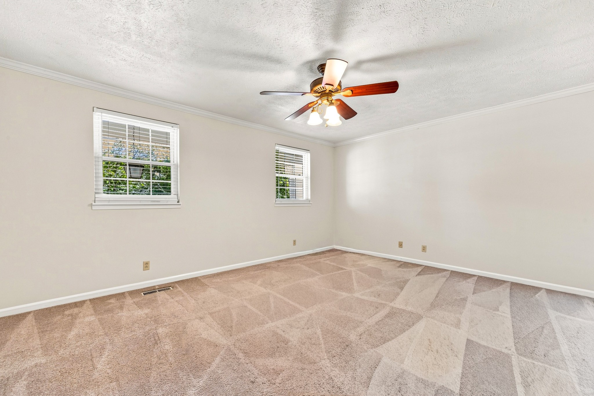 1002 E Northfield Blvd Property Photo 21