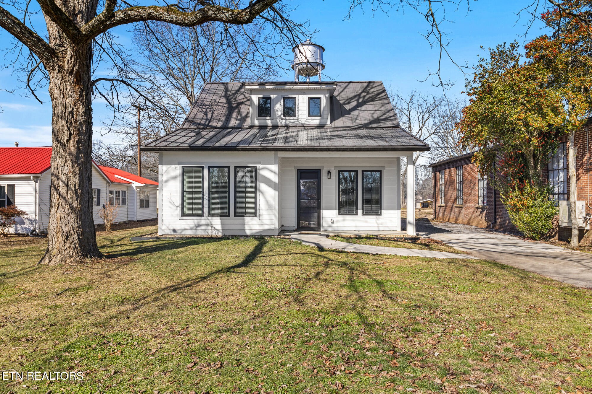 103 E Main St Property Photo 1