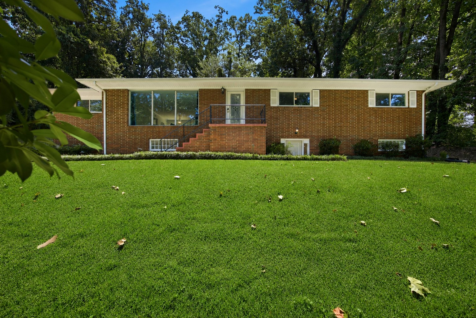 610 W Shadowlawn Dr Property Photo 1