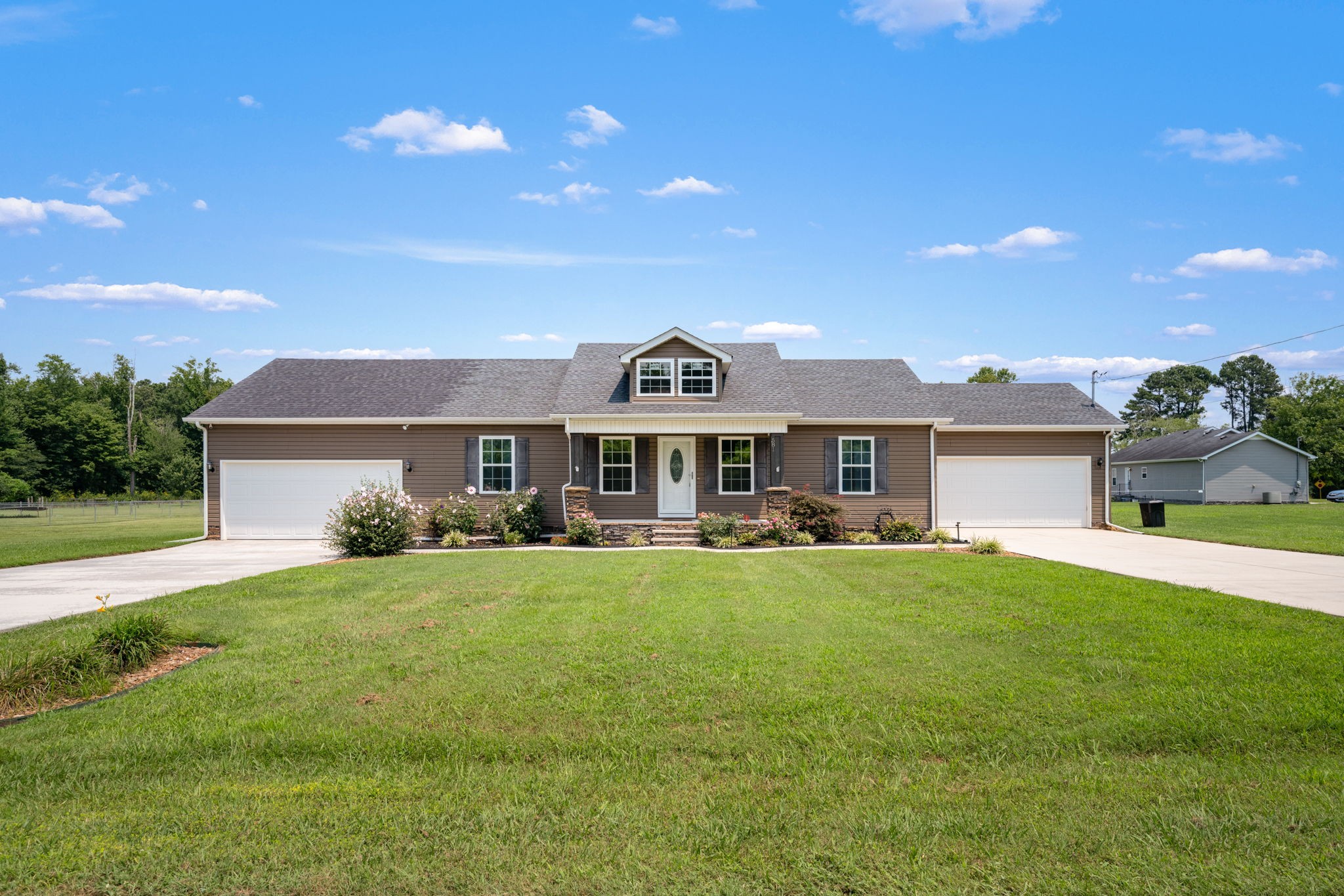 581 Oakwood Ln Property Photo 1