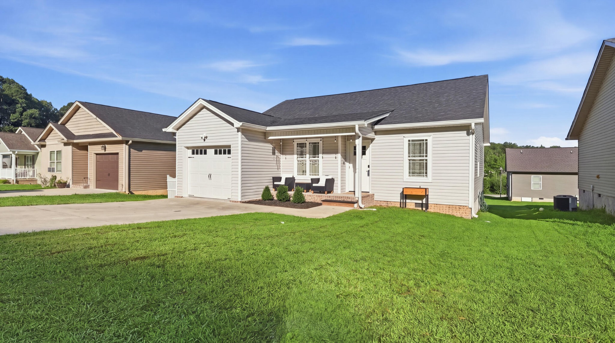 1647 Southern Heights Circle, SE Property Photo 1