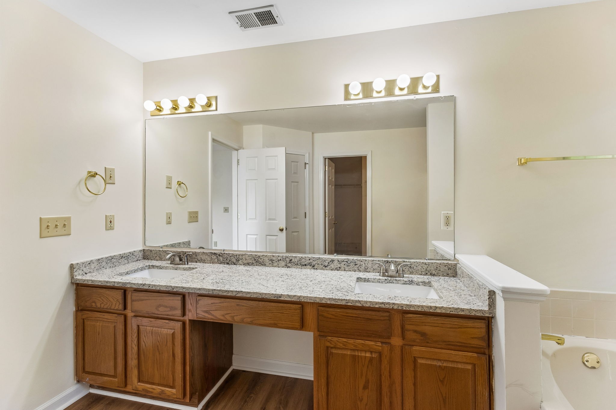 4348 Cambridge Dr Property Photo 27