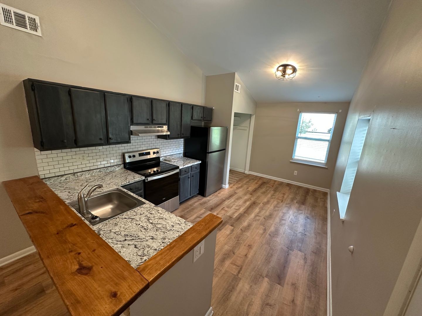 4630 Woodside Dr Property Photo 3
