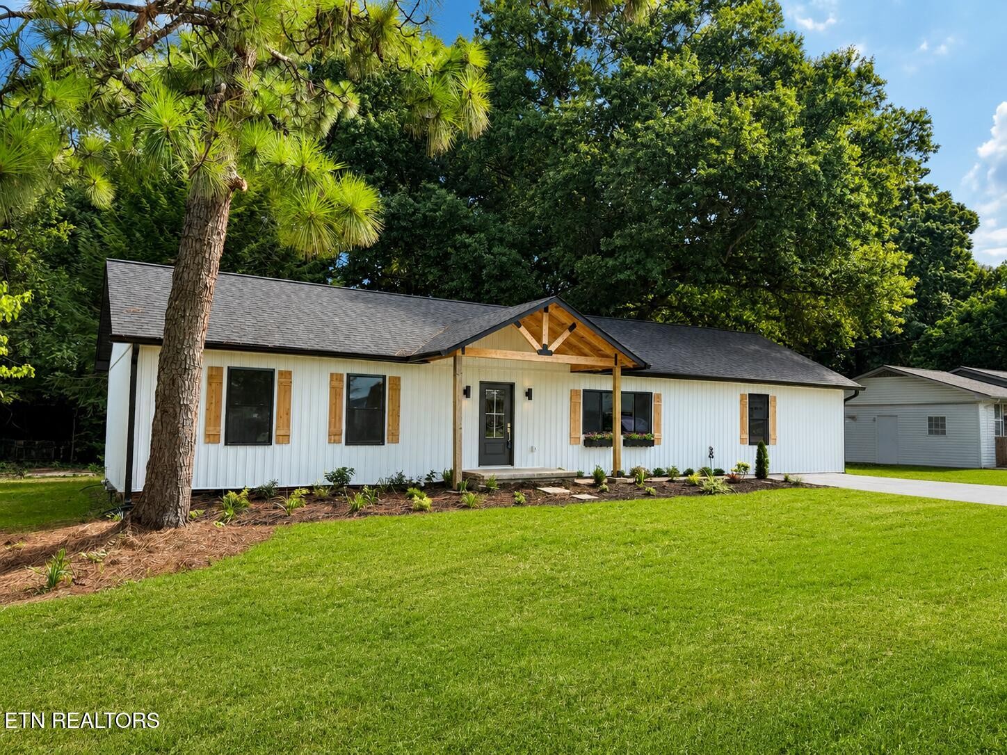 412 Sherwood Drive Property Photo 1