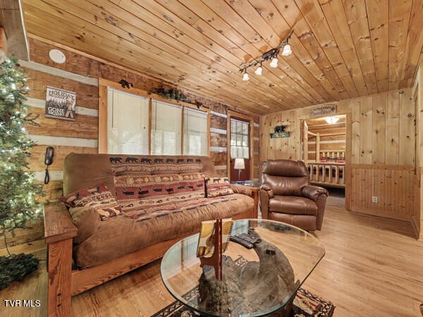 2208 Lake View Ln Property Photo 3