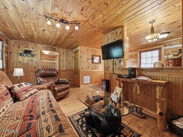 2208 Lake View Ln Property Photo 4