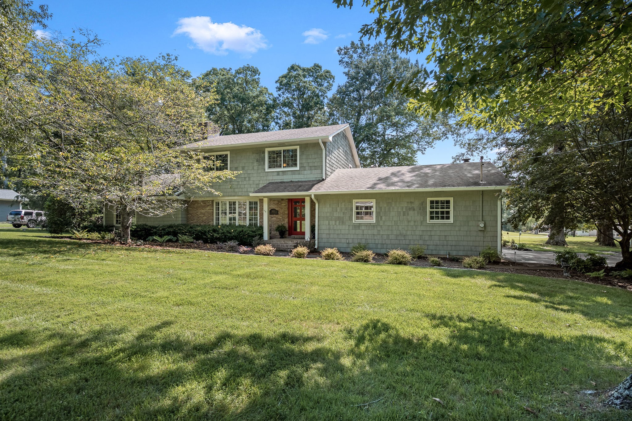 1804 Country Club Dr Property Photo 1