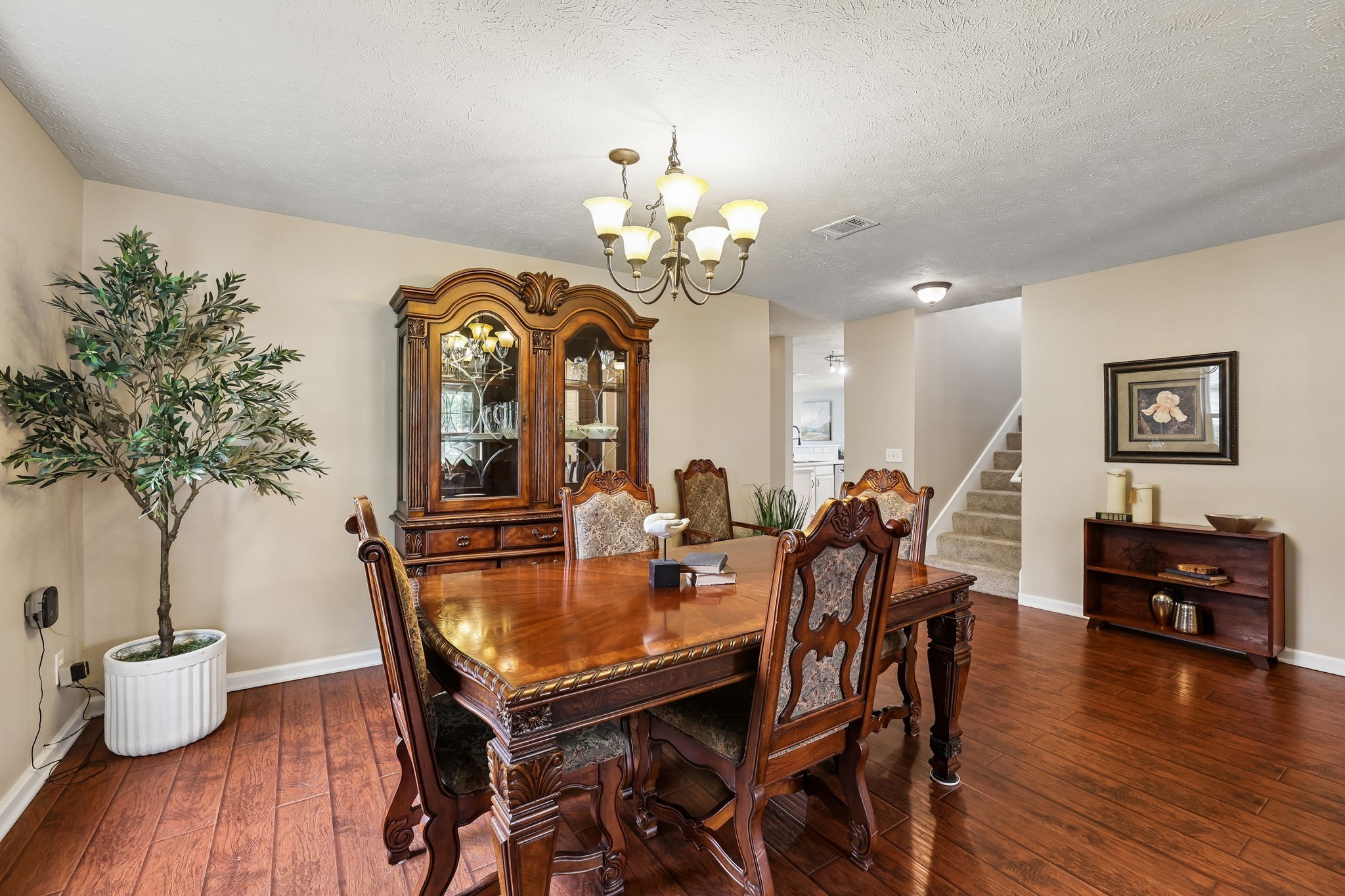 5715 Roxbury Dr Property Photo 3