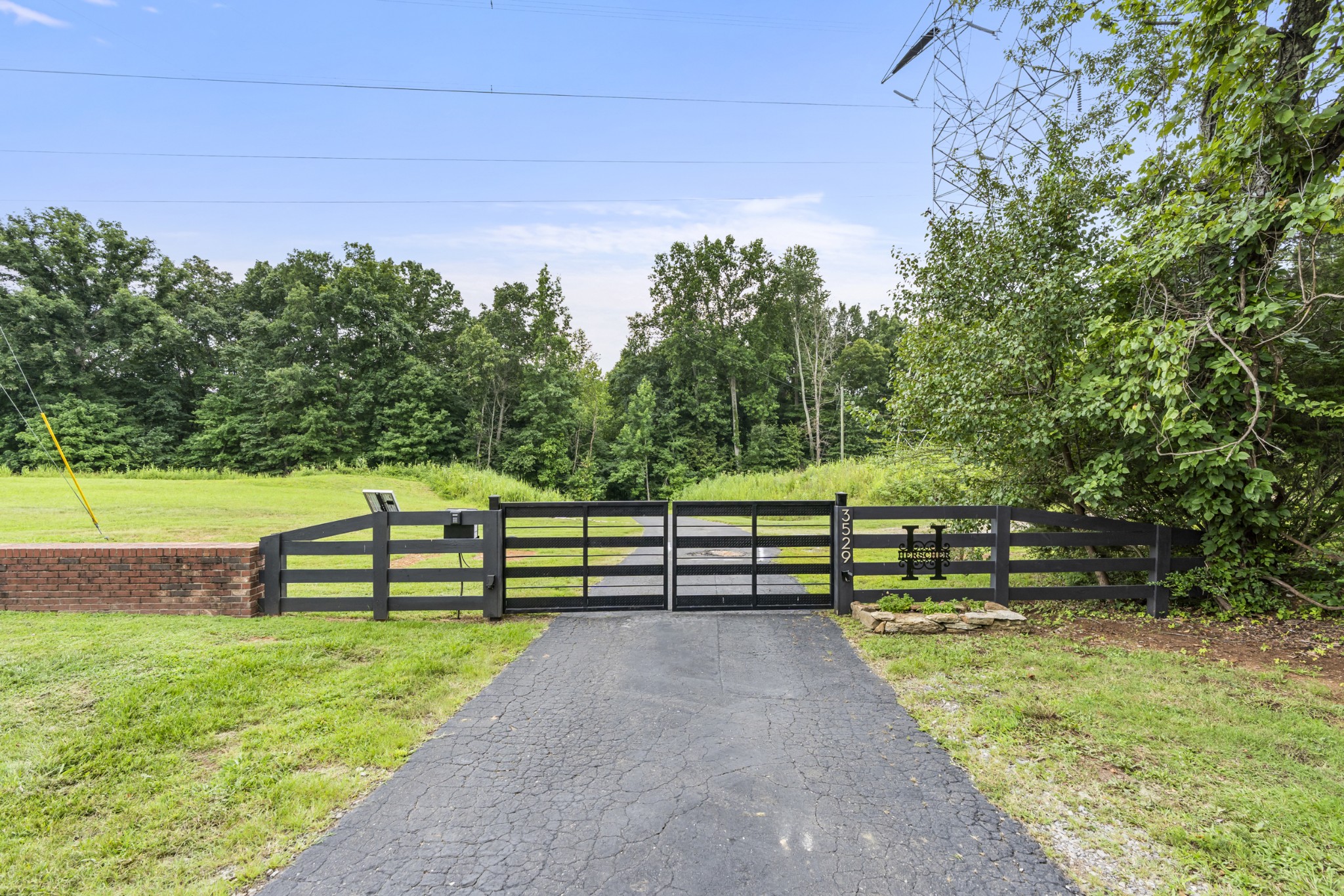 3529 Southwark Dr Property Photo 1