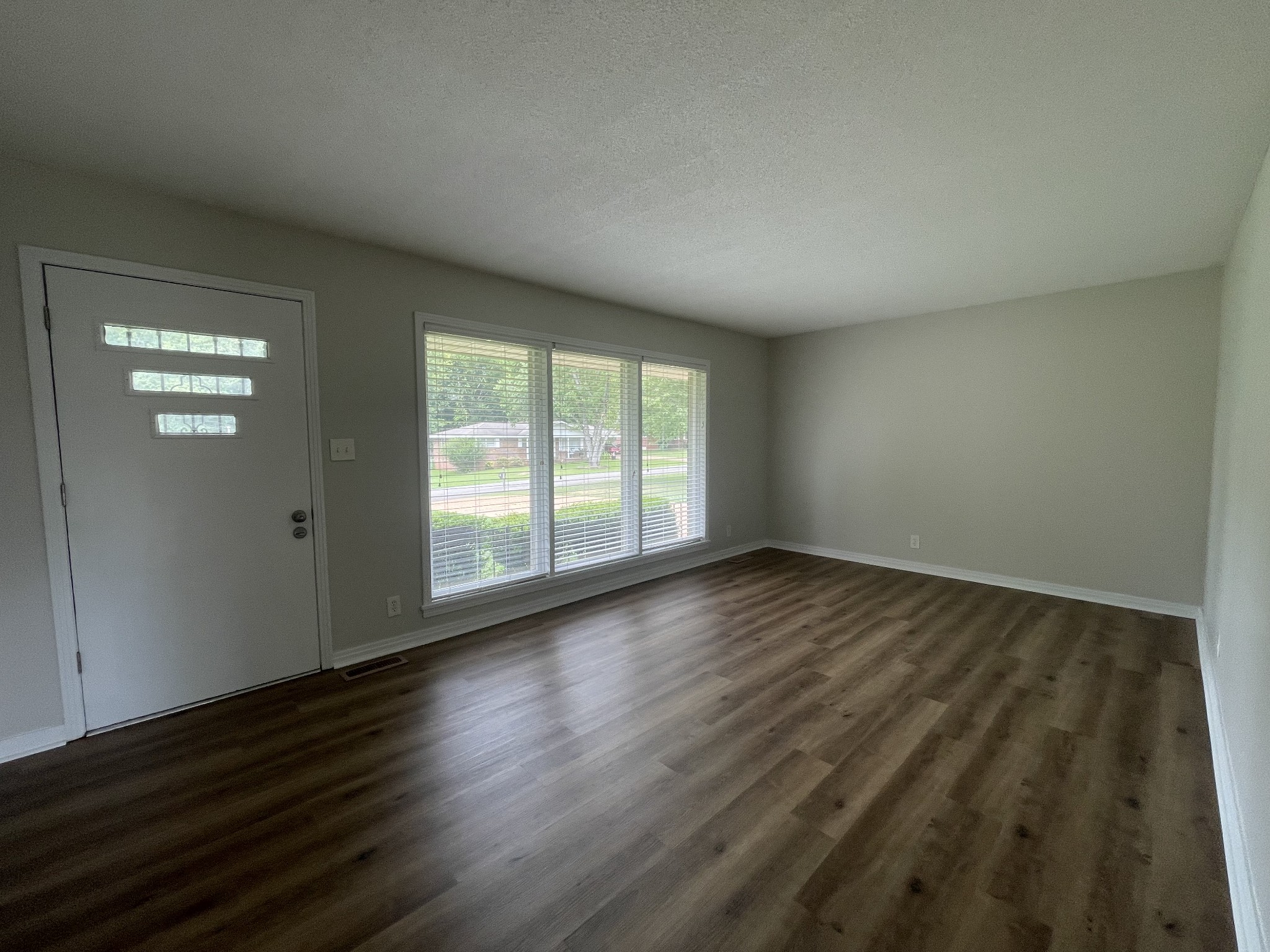 421 E Lakeside Dr, E Property Photo 3