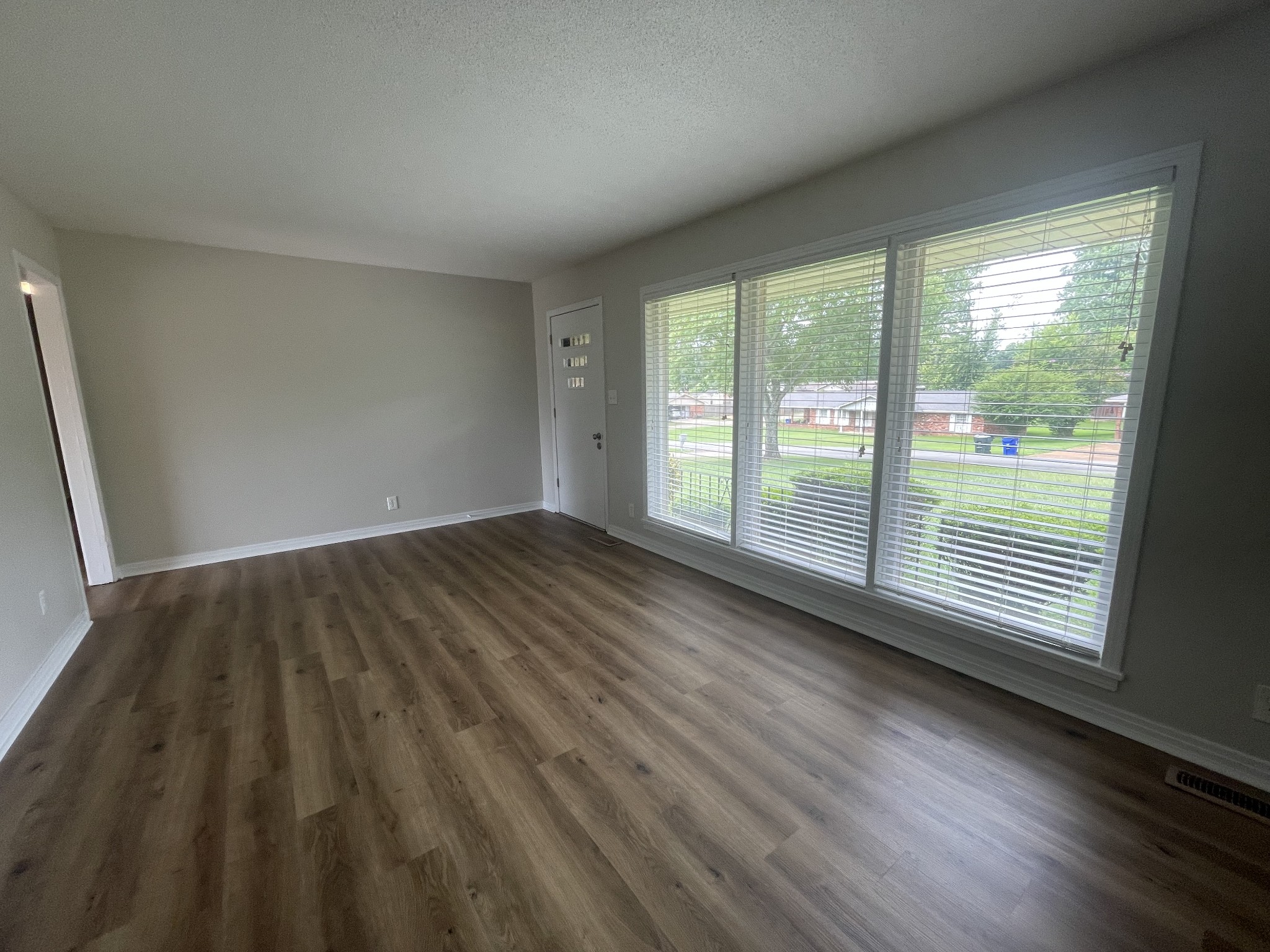 421 E Lakeside Dr, E Property Photo 4