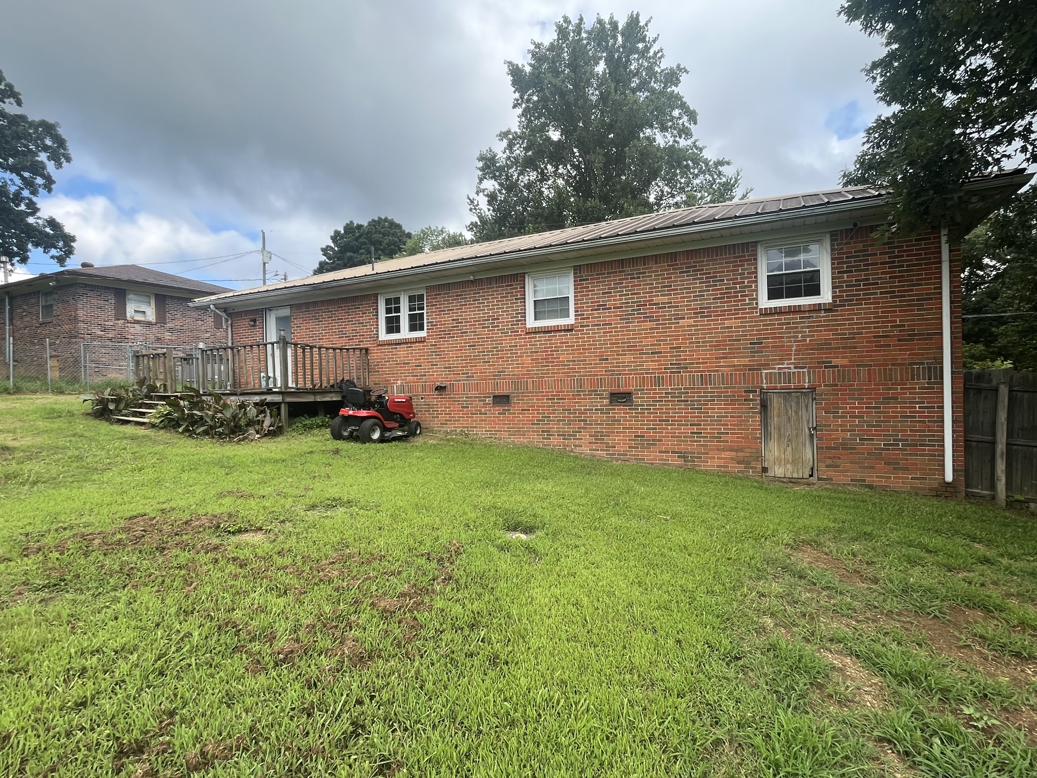122 E James St Property Photo 6