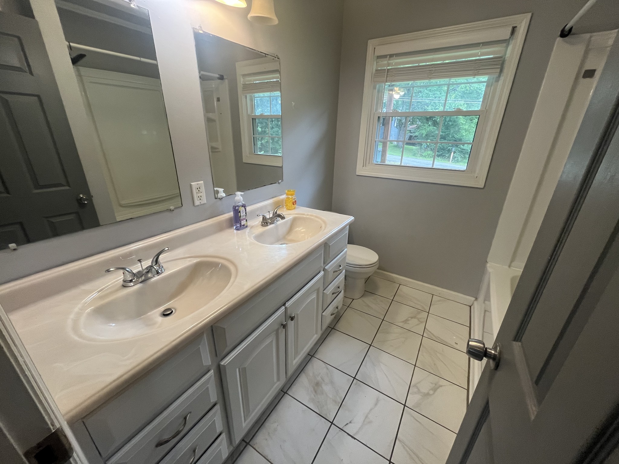 122 E James St Property Photo 12