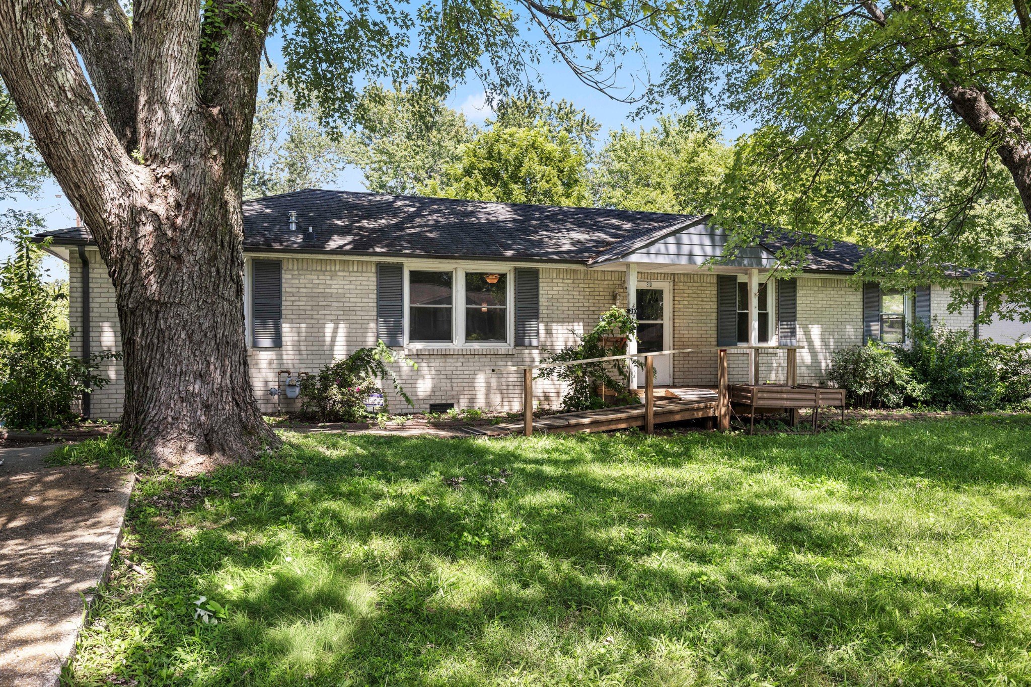 210 Nottingham Pl Property Photo 1