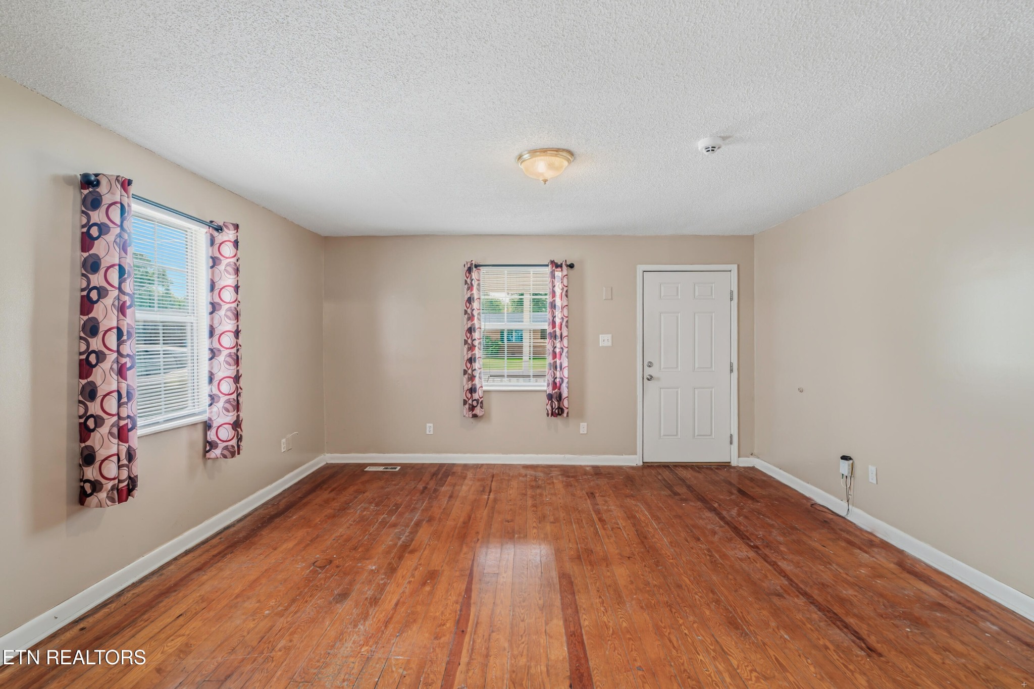 835 Cherry St Property Photo 3
