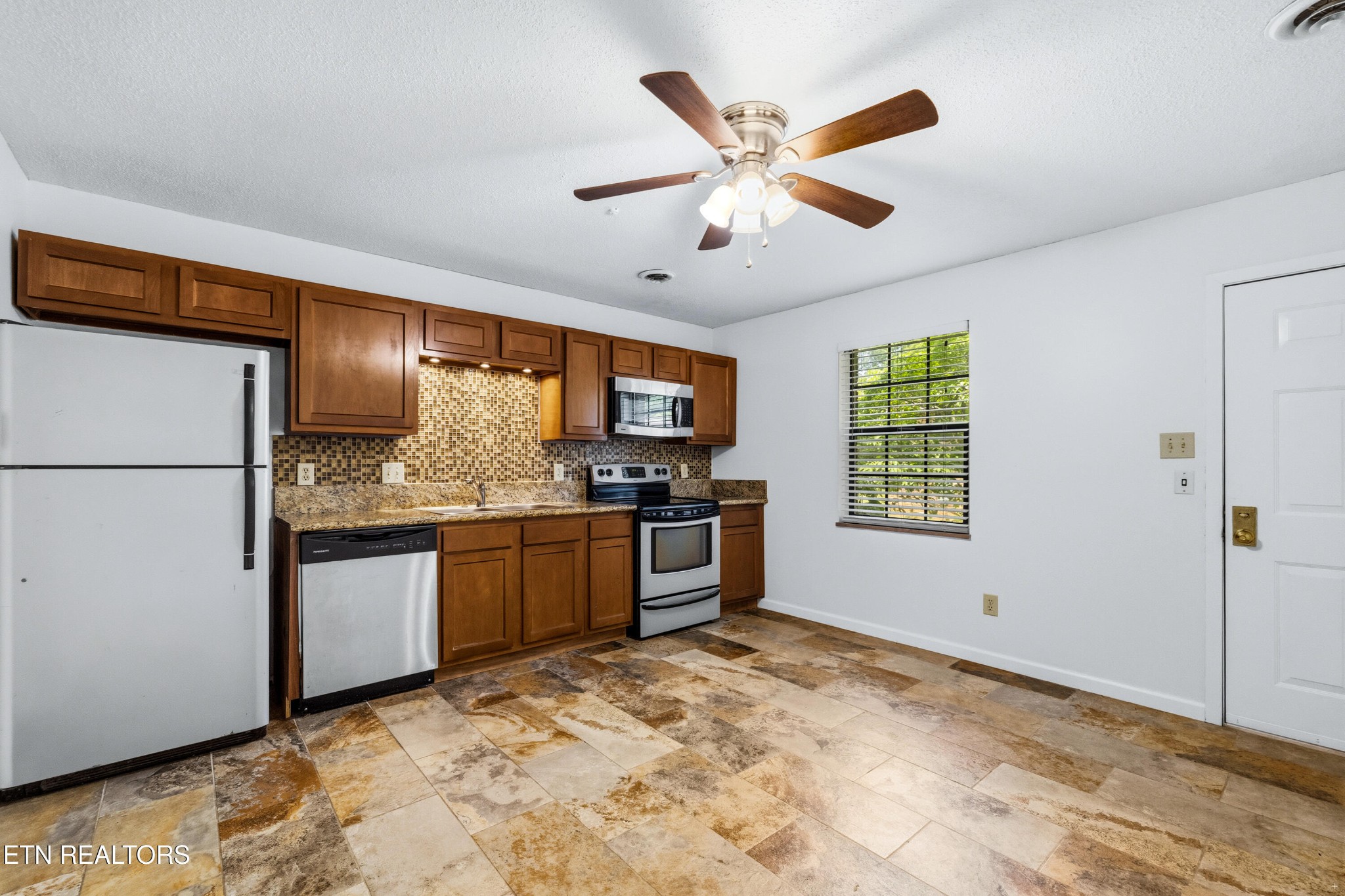 810 Highland Drive Property Photo 8