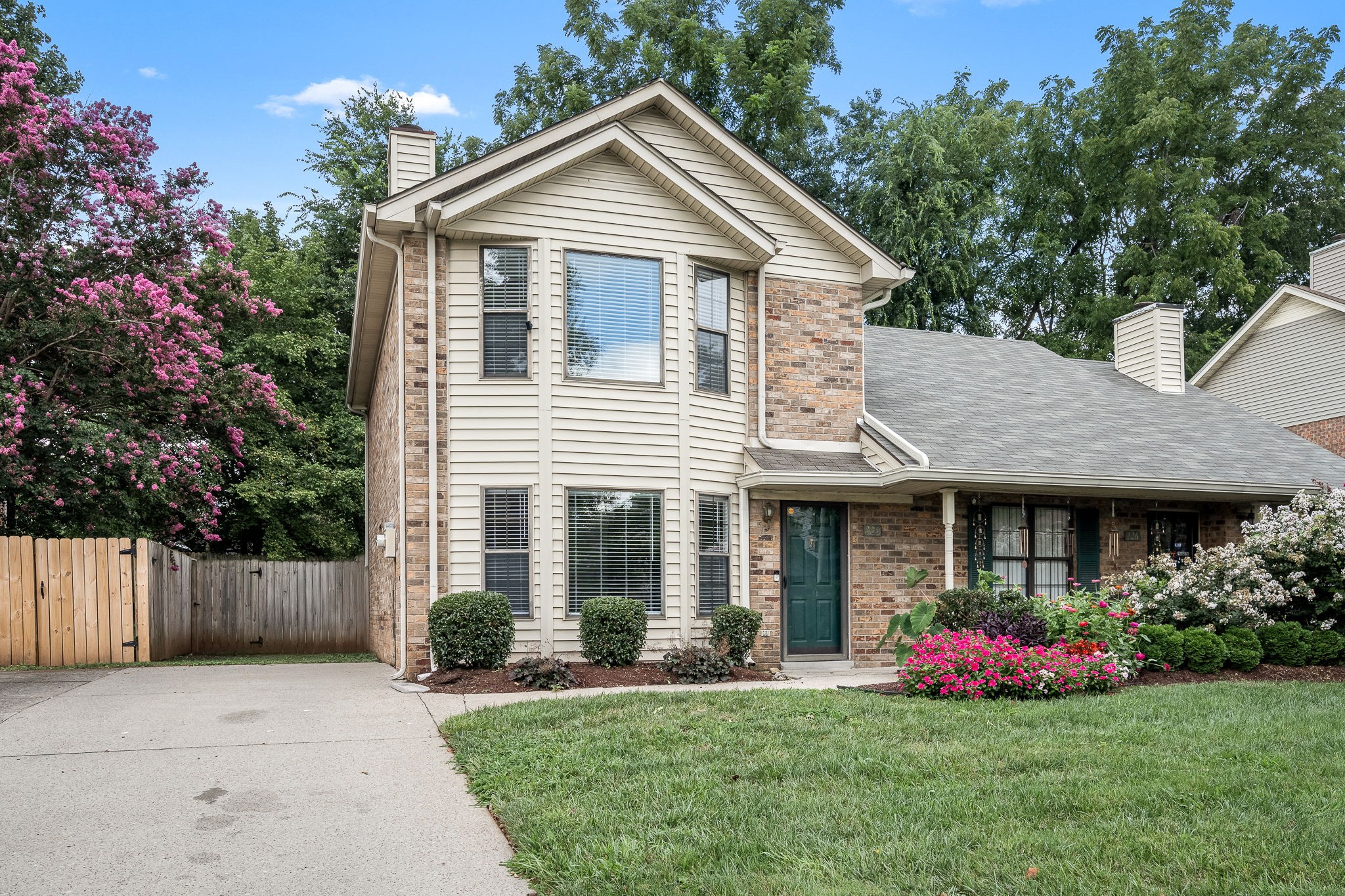 228 Hillside Ct
