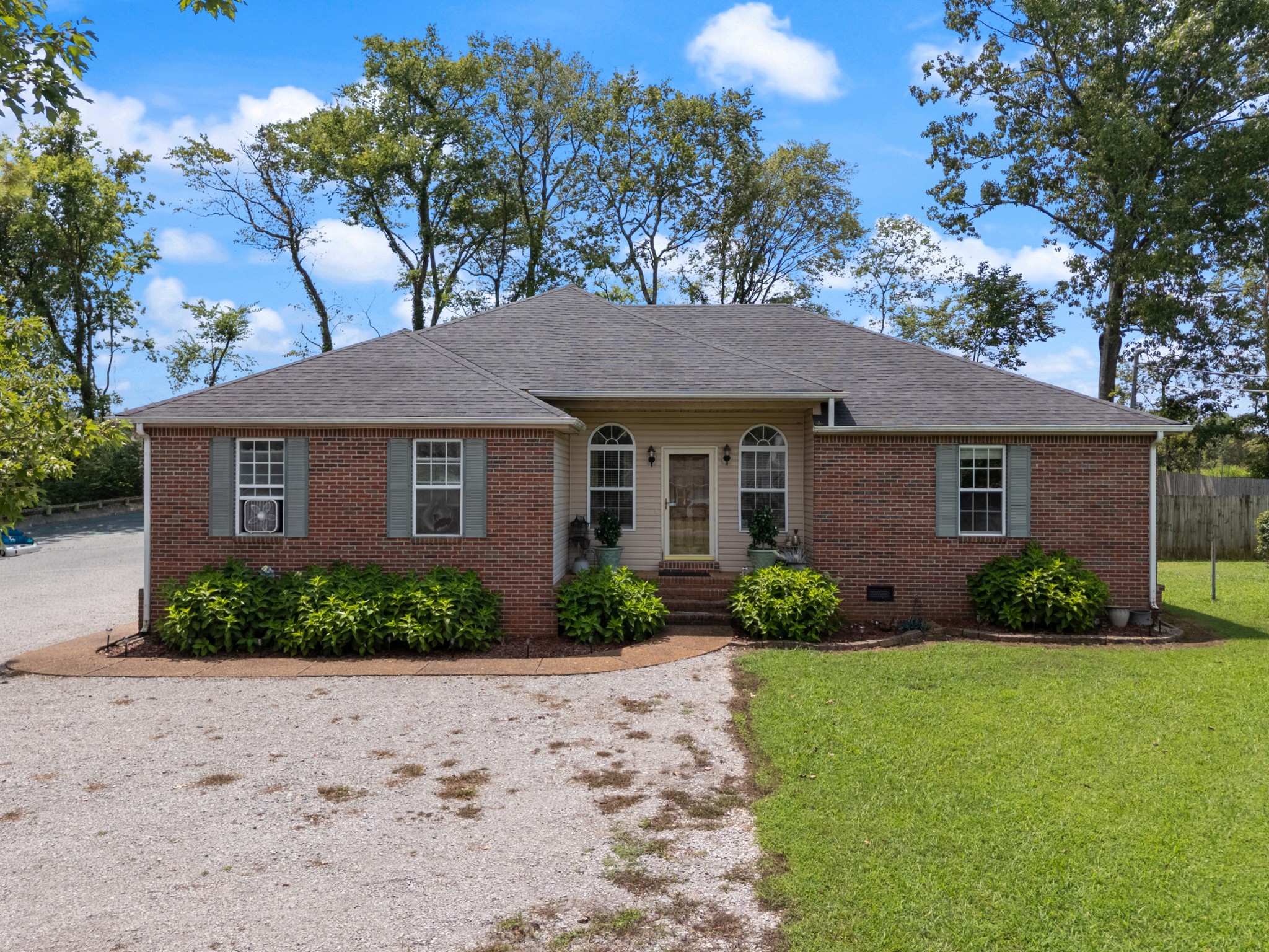 2122 Derrick Rd Property Photo 2