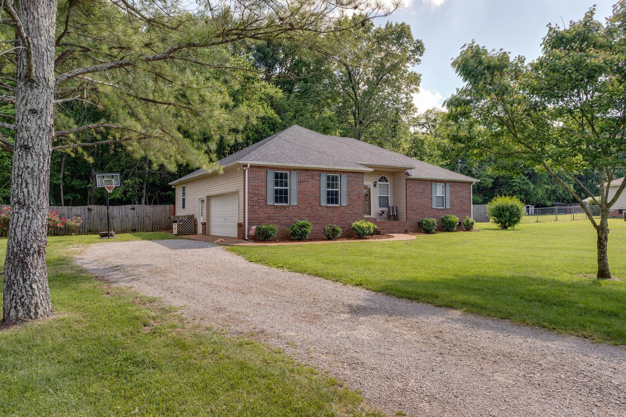 2122 Derrick Rd Property Photo 3