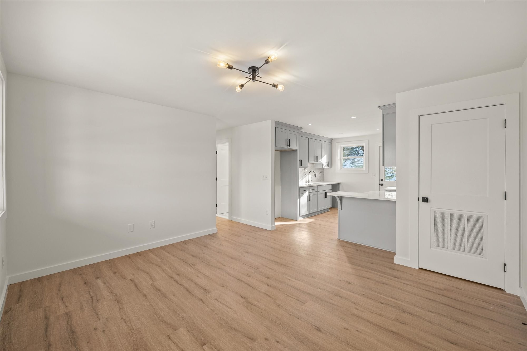 154 Boatman St Property Photo 3