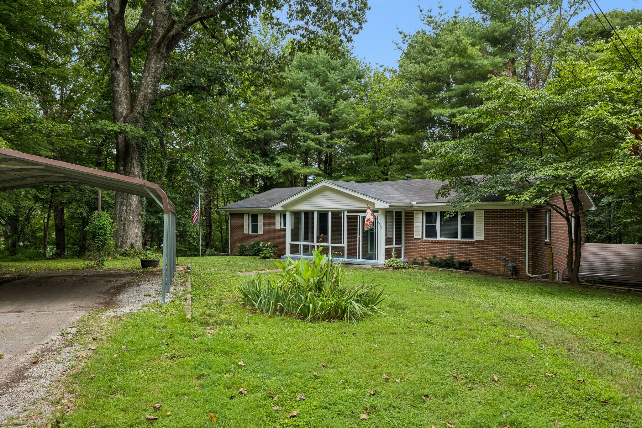302 W Point Dr Property Photo 2