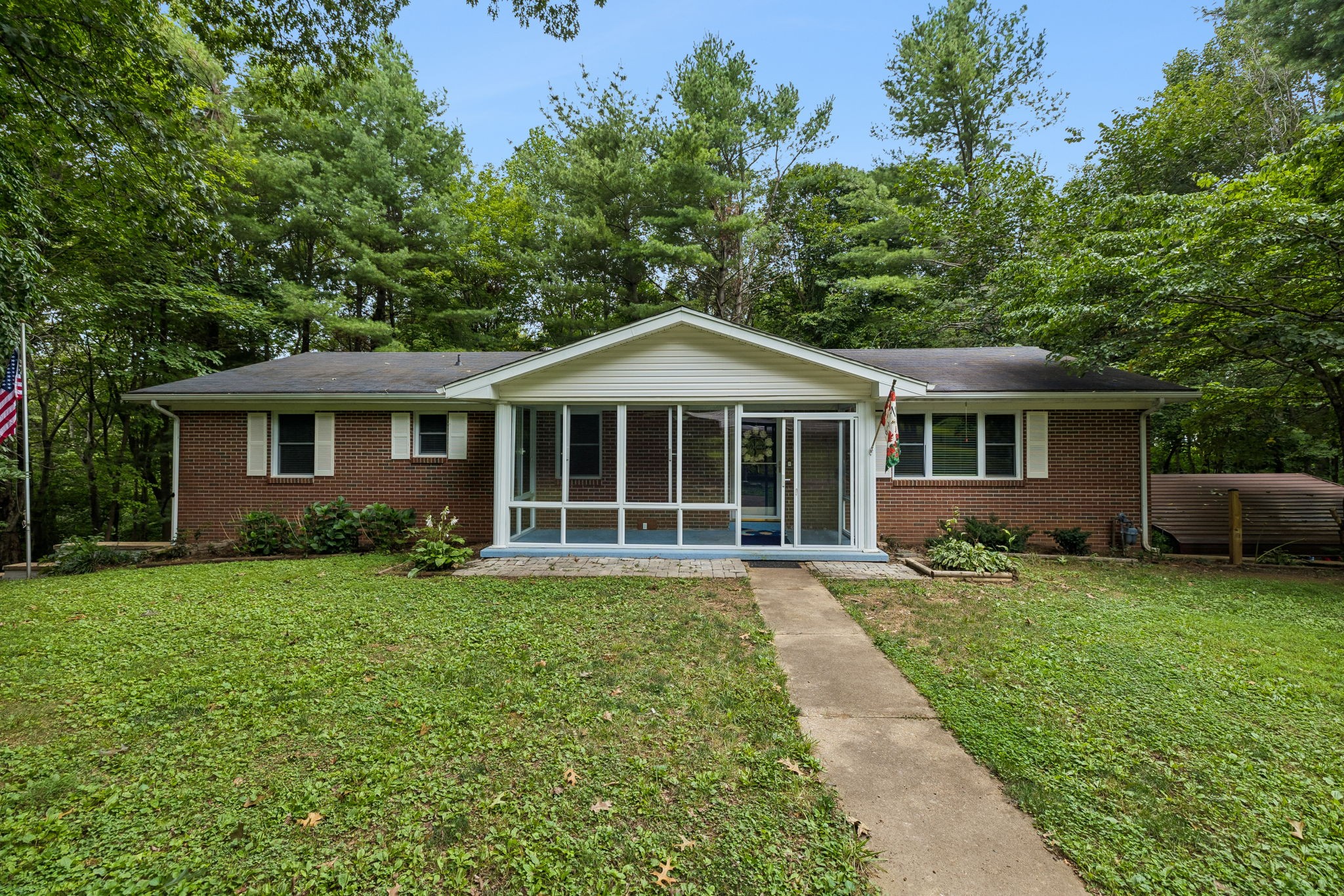 302 W Point Dr Property Photo 4