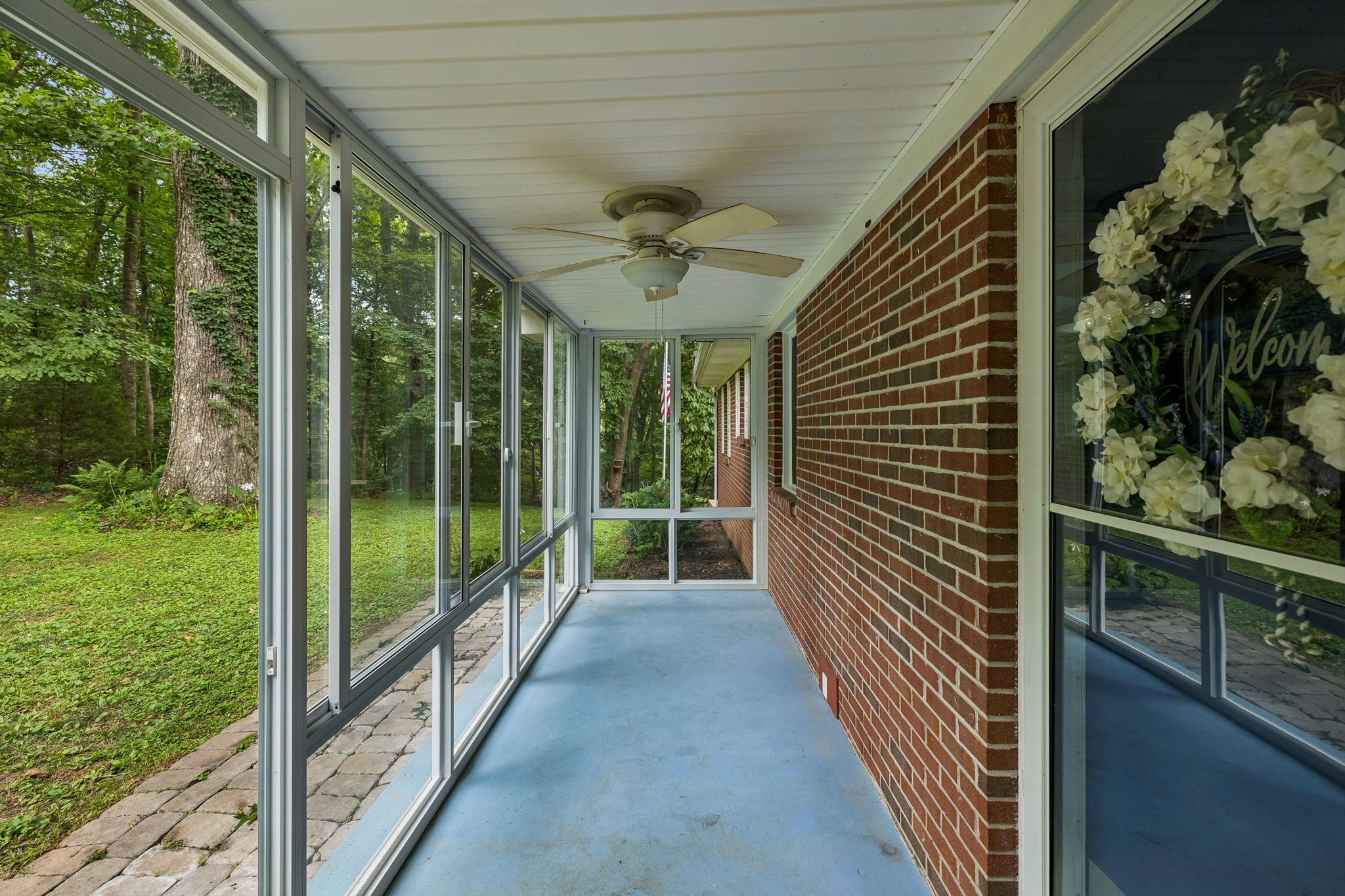 302 W Point Dr Property Photo 5