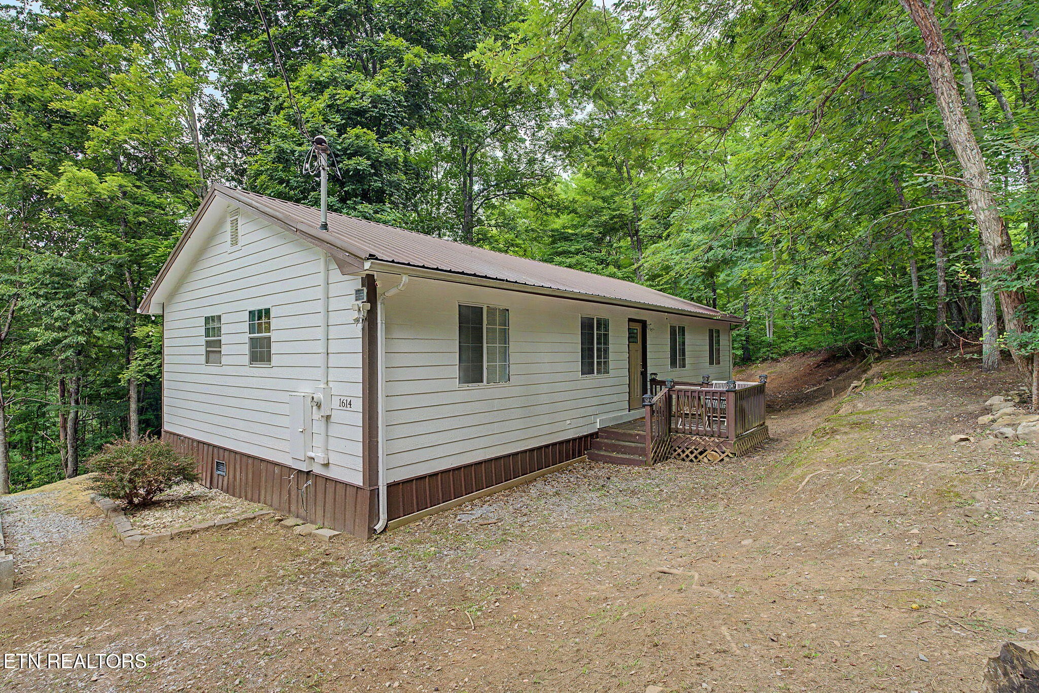 1614 Dogwood St Property Photo 2