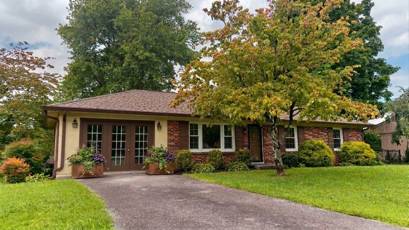 805 Fairlane Cir Property Photo 1