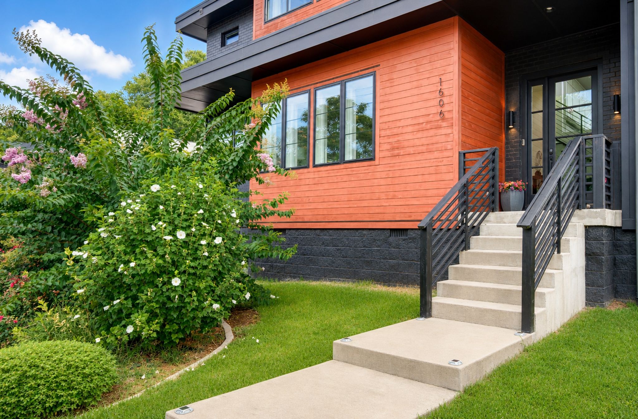1606 10th Ave, N Property Photo 2