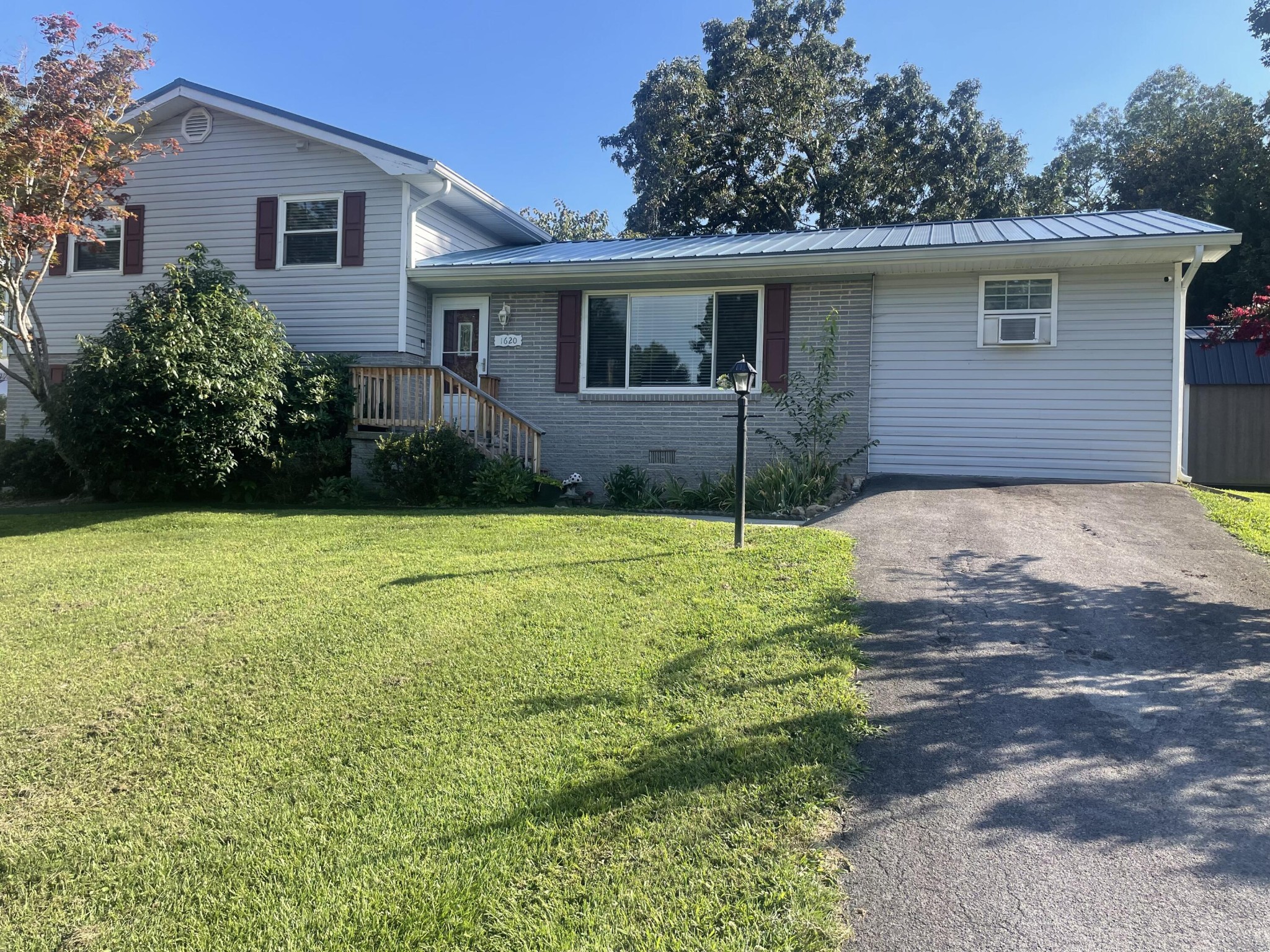 1620 Zale Drive, Se Property Photo 2