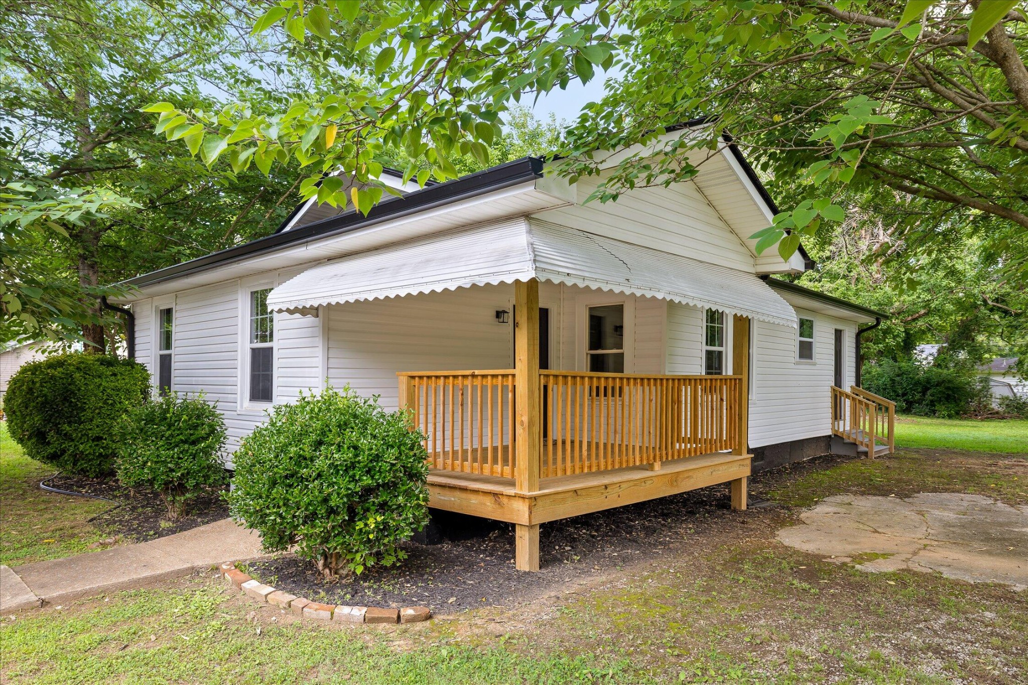 1009 N Hawthorne Street Property Photo 1