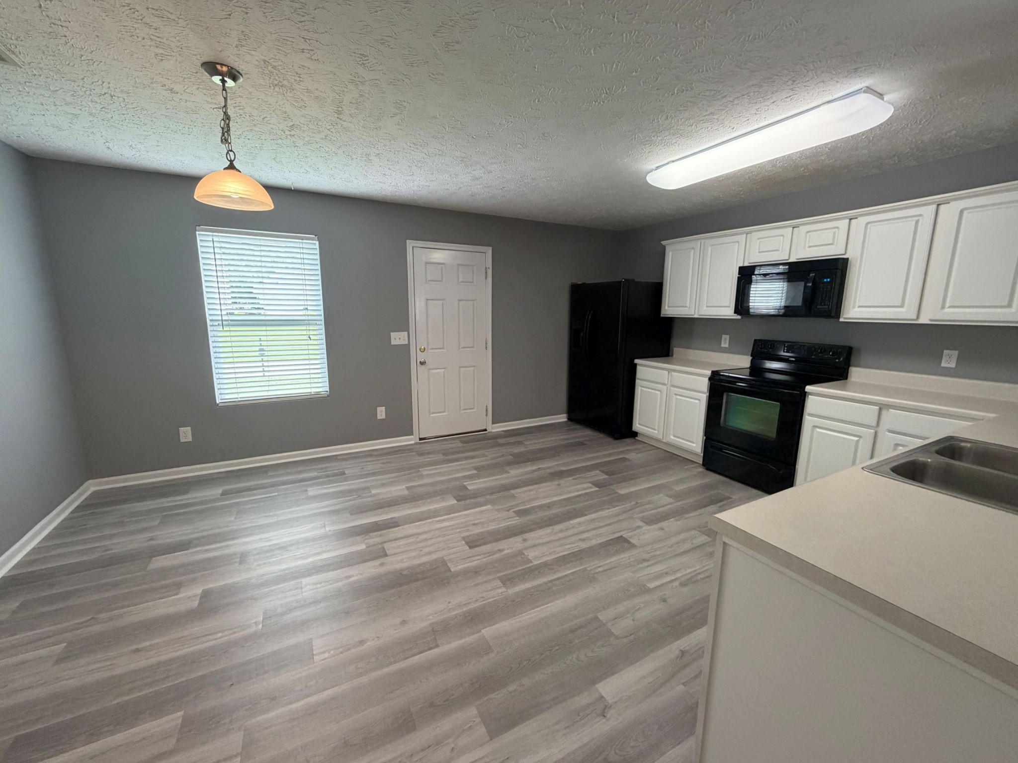 3660 Blaze Dr, Ne Property Photo 3