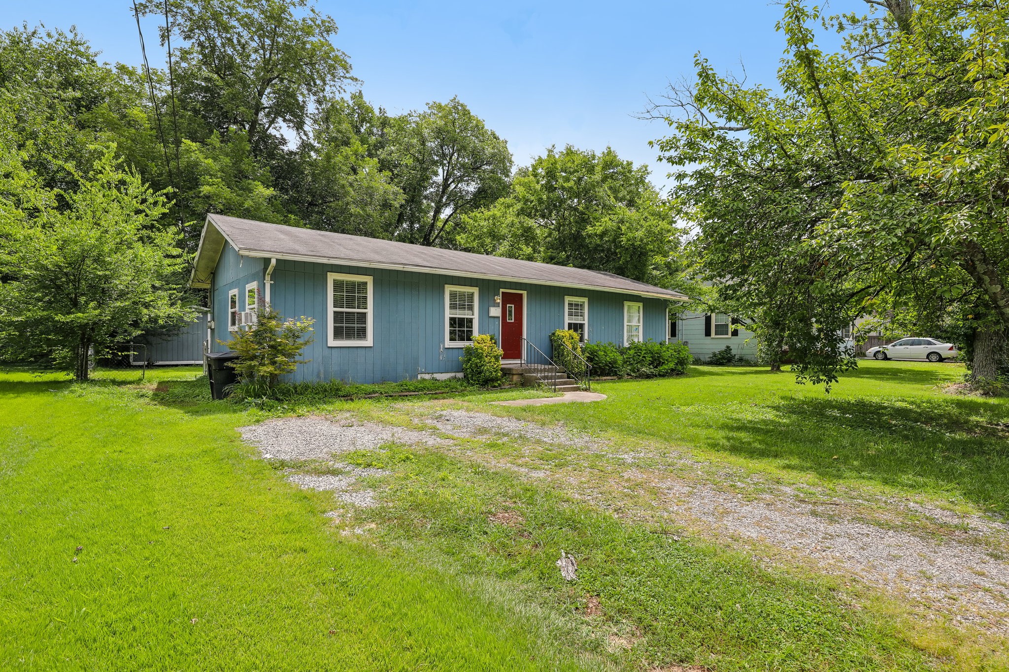 1610 Graybar Ln Property Photo 2