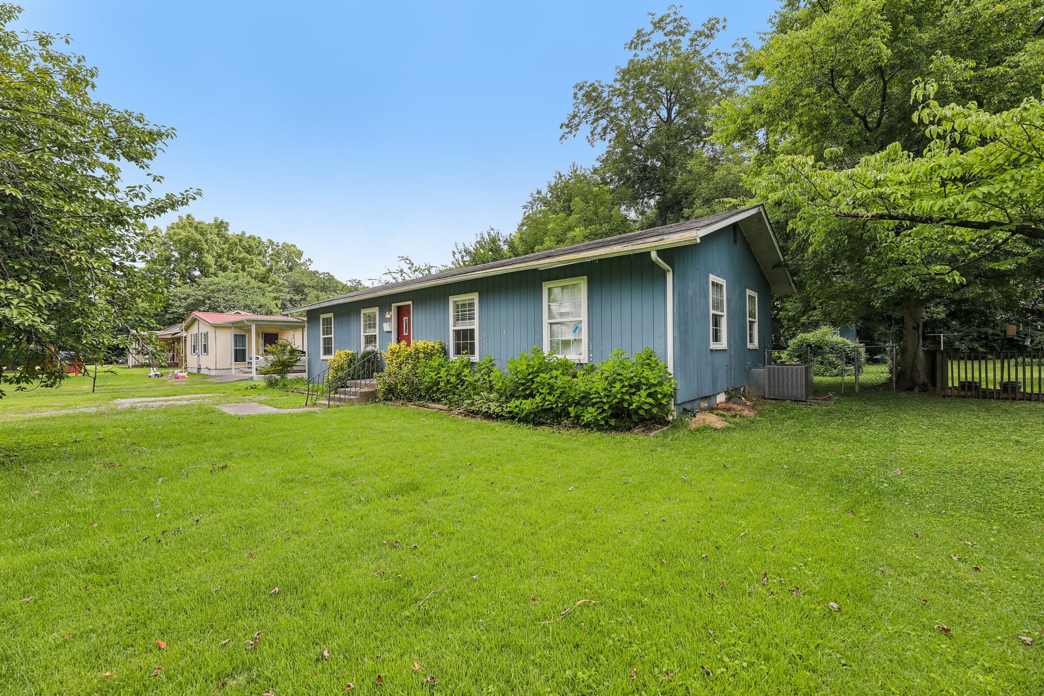 1610 Graybar Ln Property Photo 3