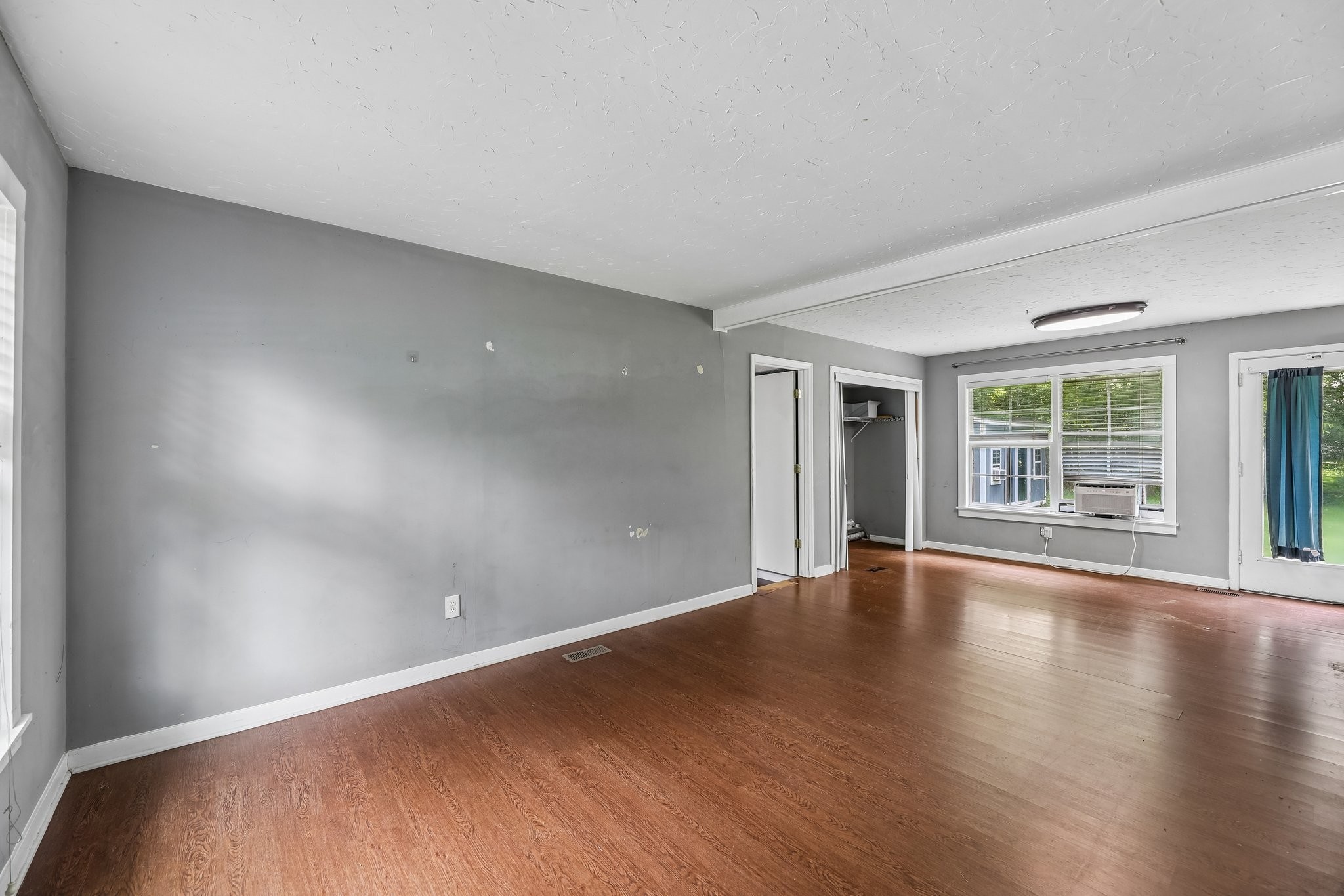 1610 Graybar Ln Property Photo 4