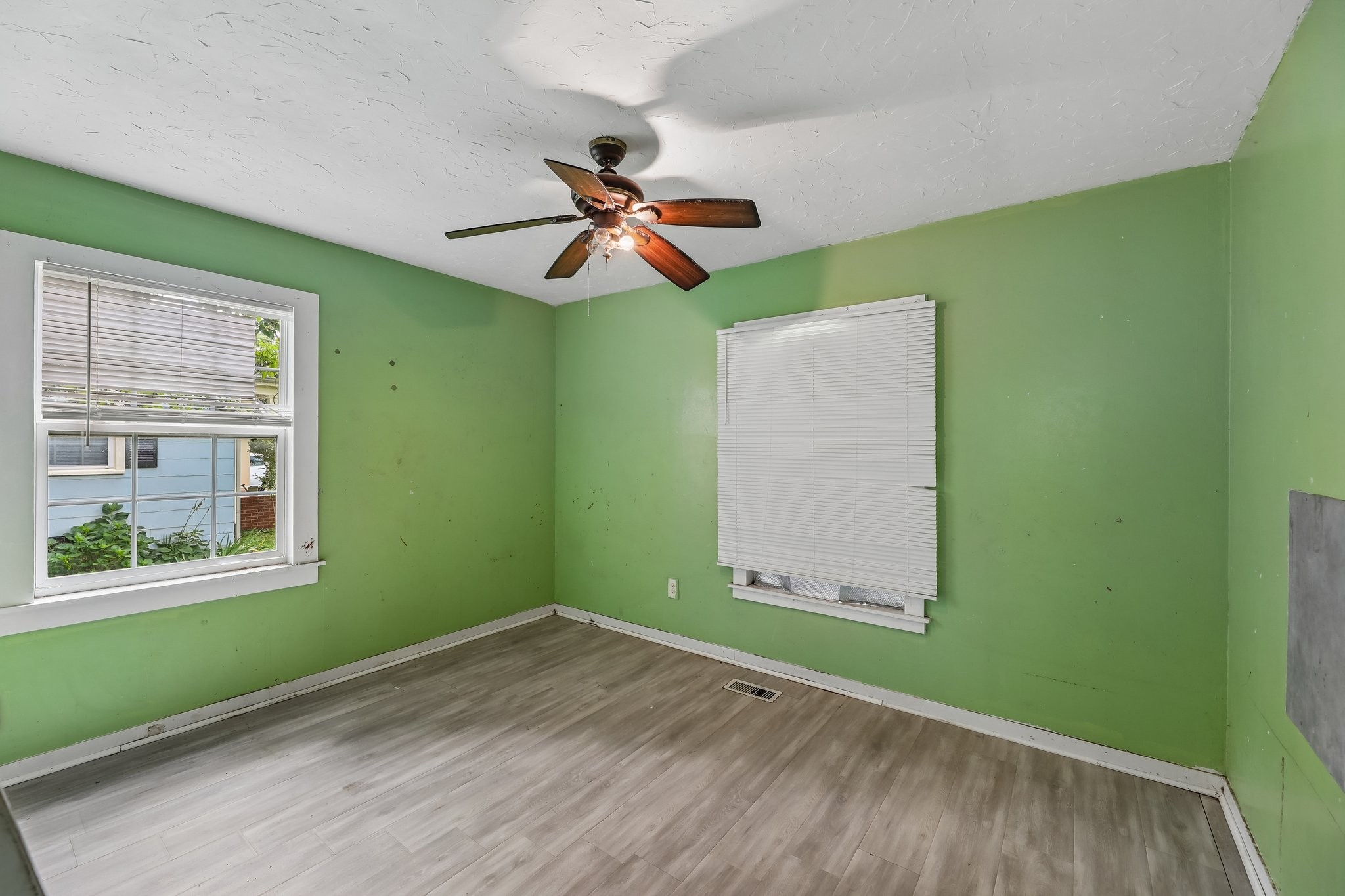 1610 Graybar Ln Property Photo 18