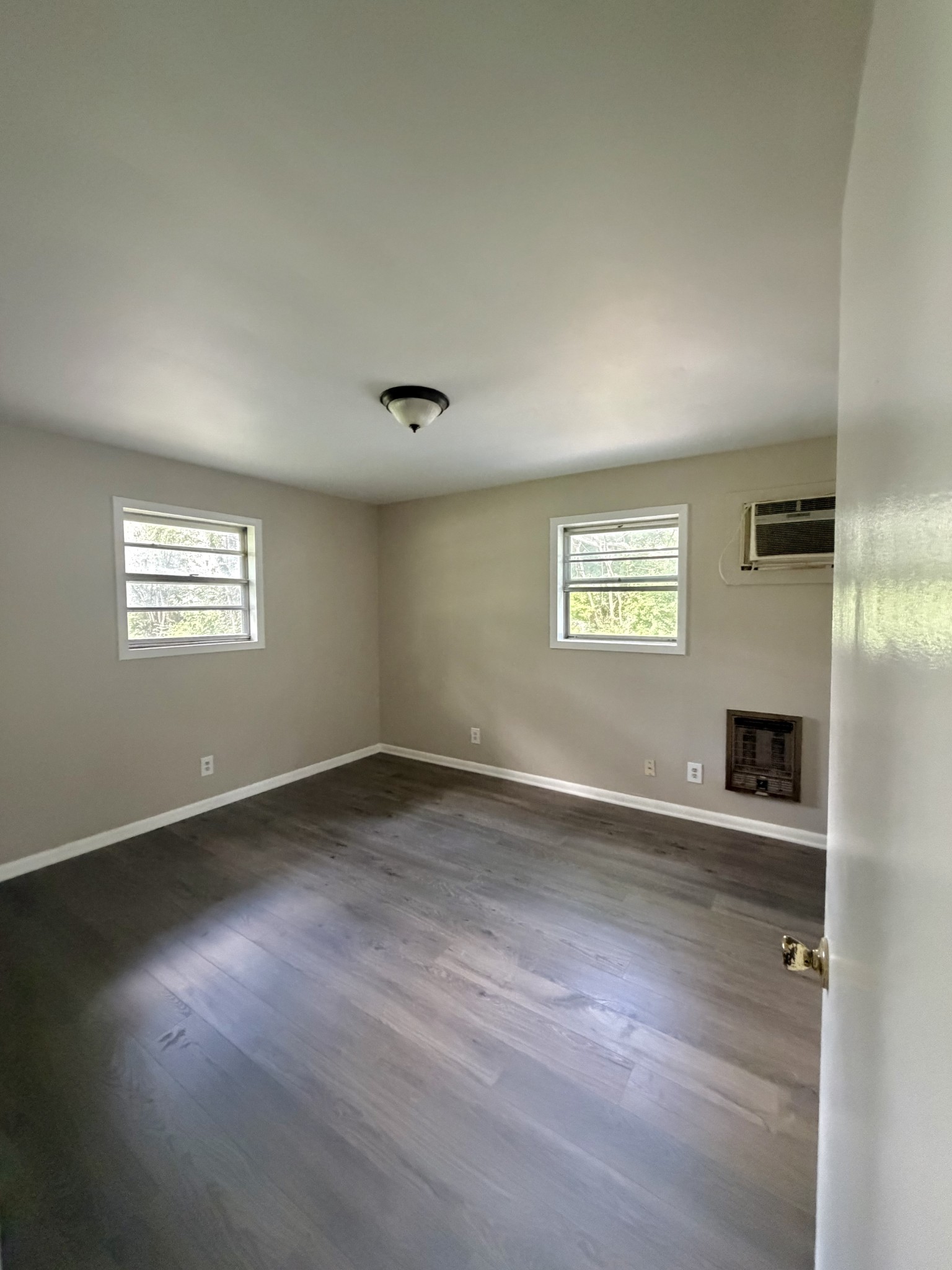 915 Sloan St Property Photo 3