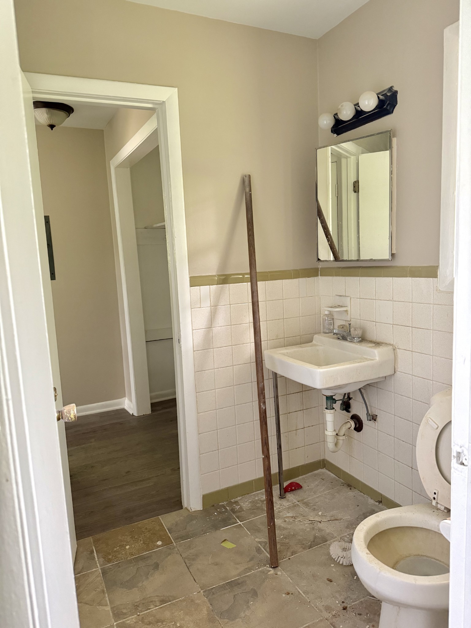 915 Sloan St Property Photo 8