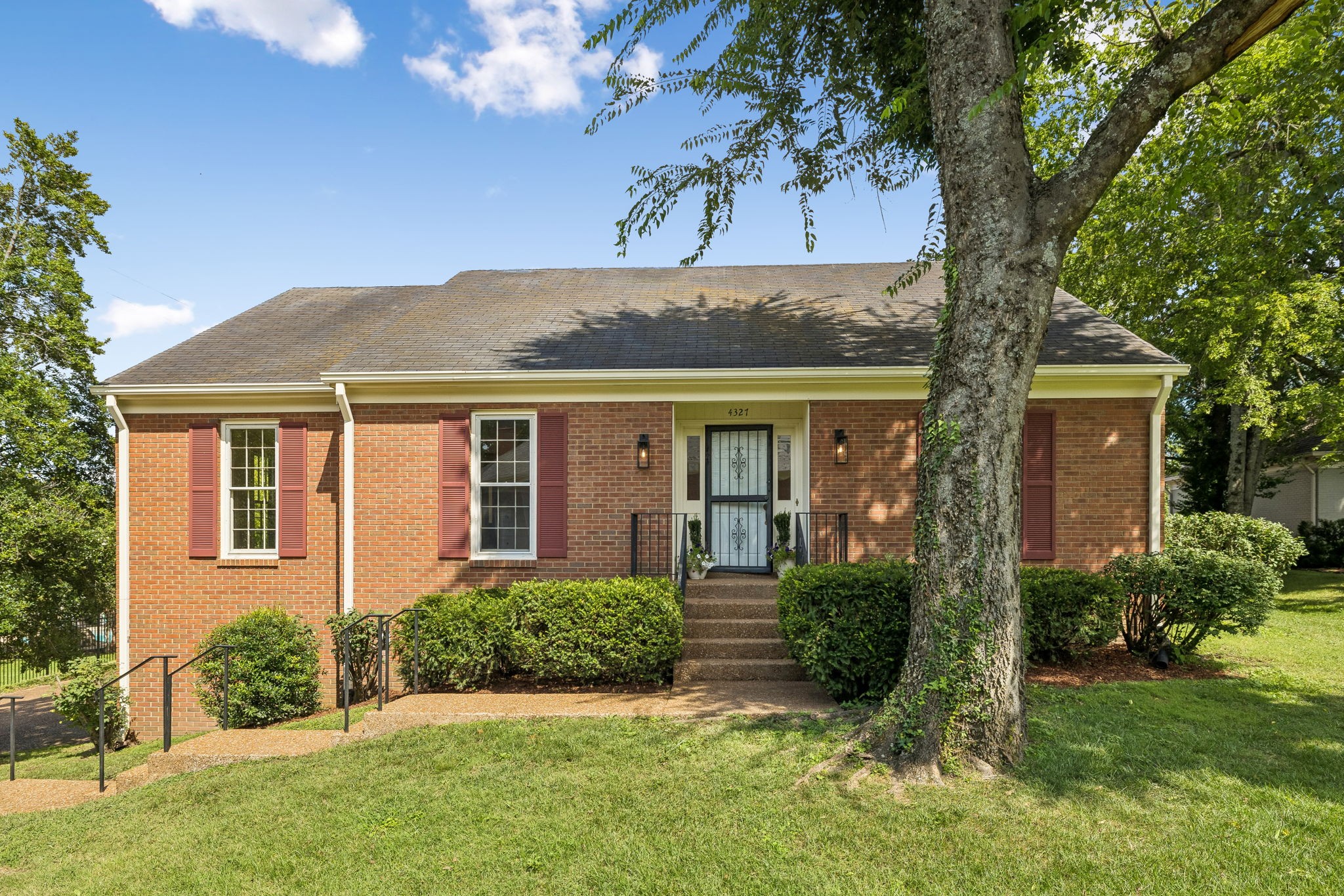 4327 Belmont Park Ter