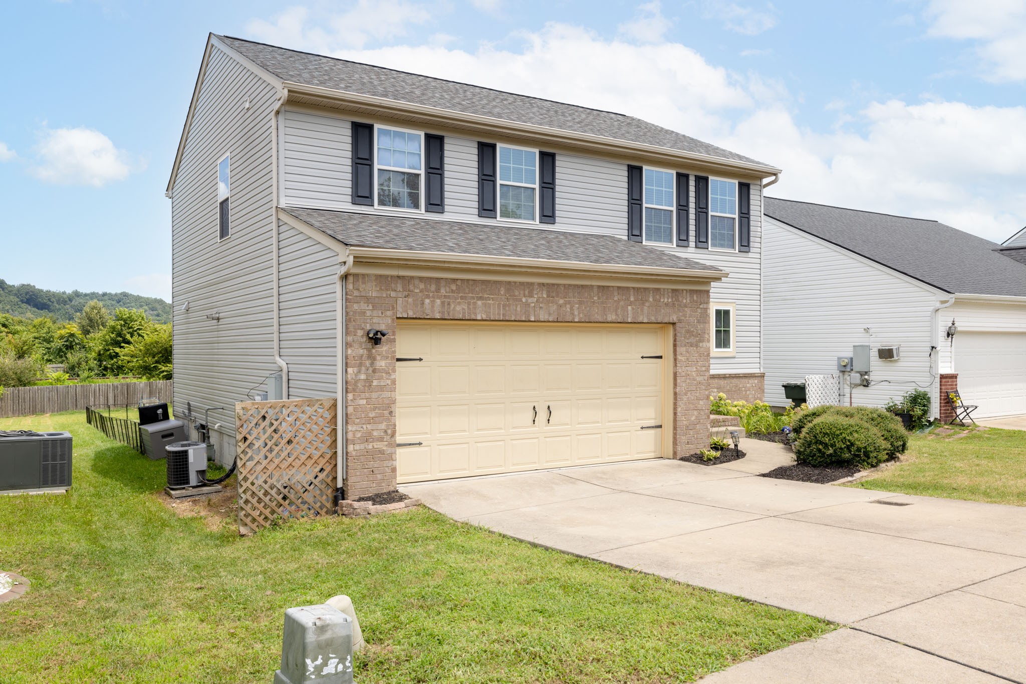 1304 Scarcroft Ln Property Photo 2